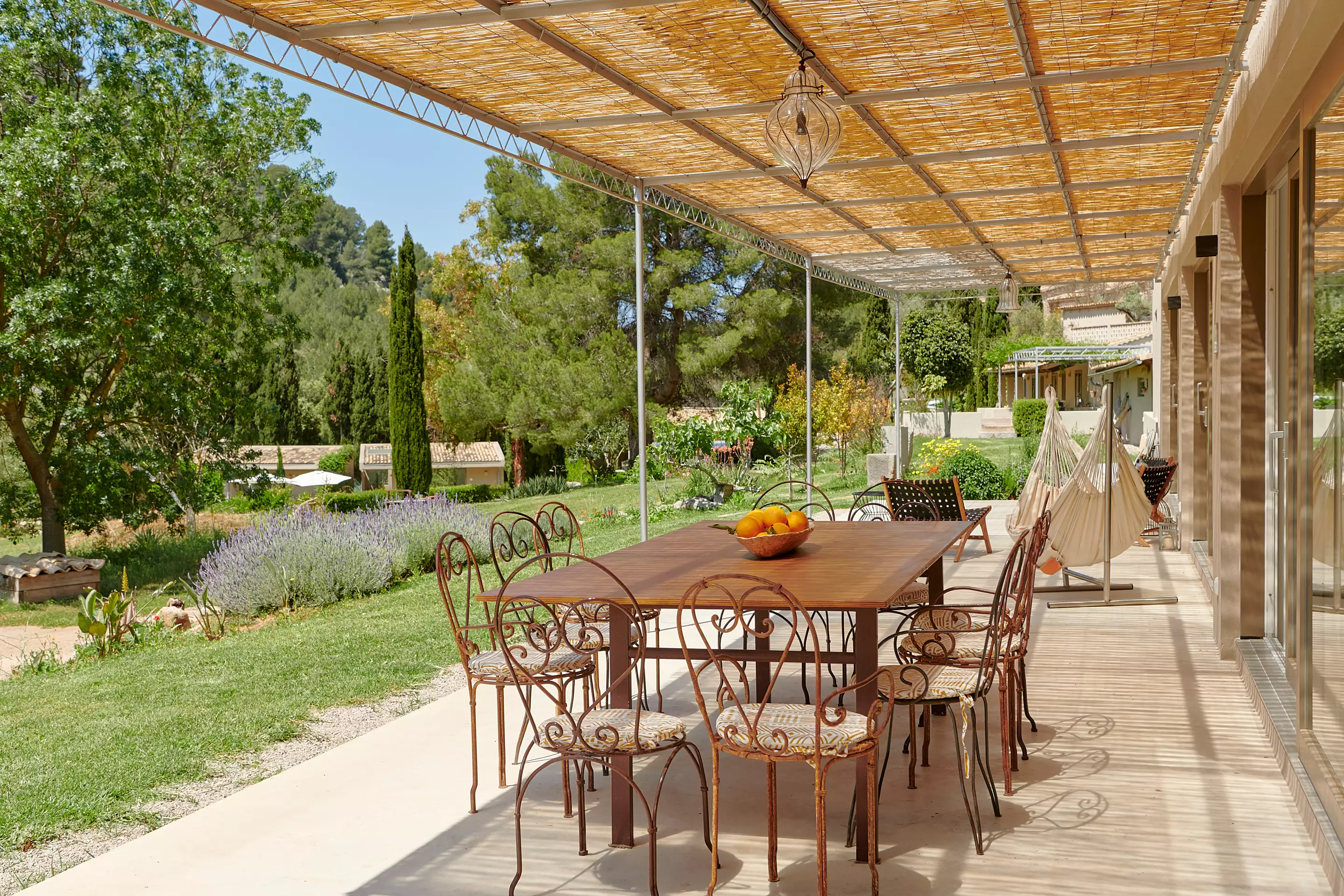 terrasse avec pergola immense maison pour des vacances lumineuses