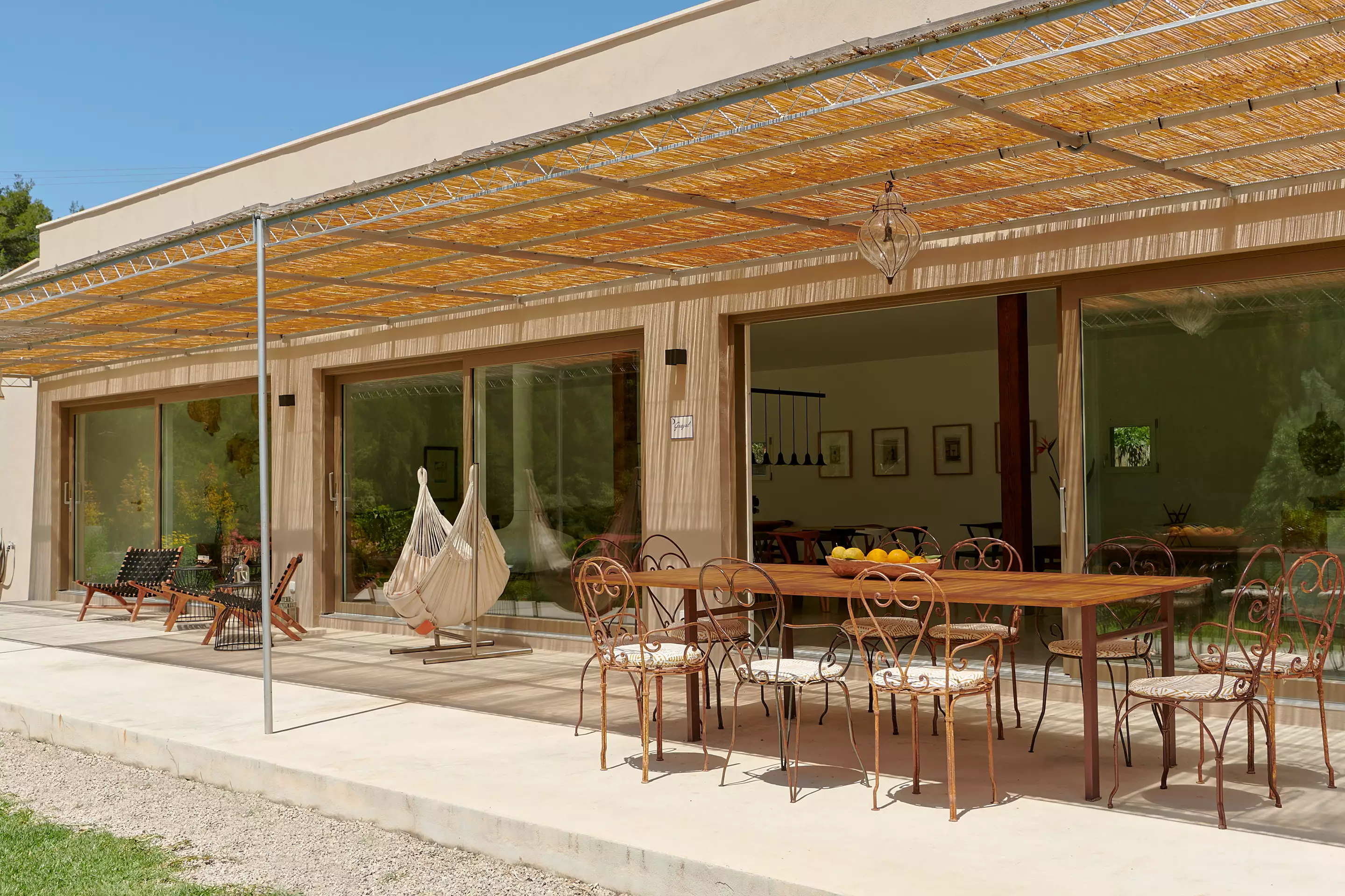 terrasse avec pergola acier immense maison pour des vacances lumineuses