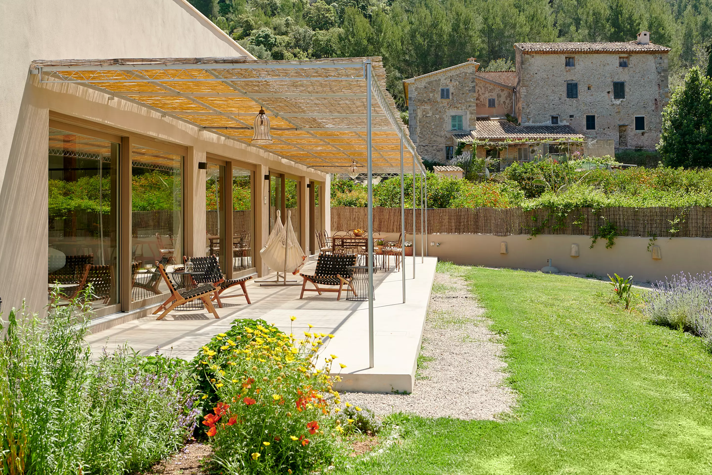 terrasse avec pergola acier immense maison pour des vacances lumineuses