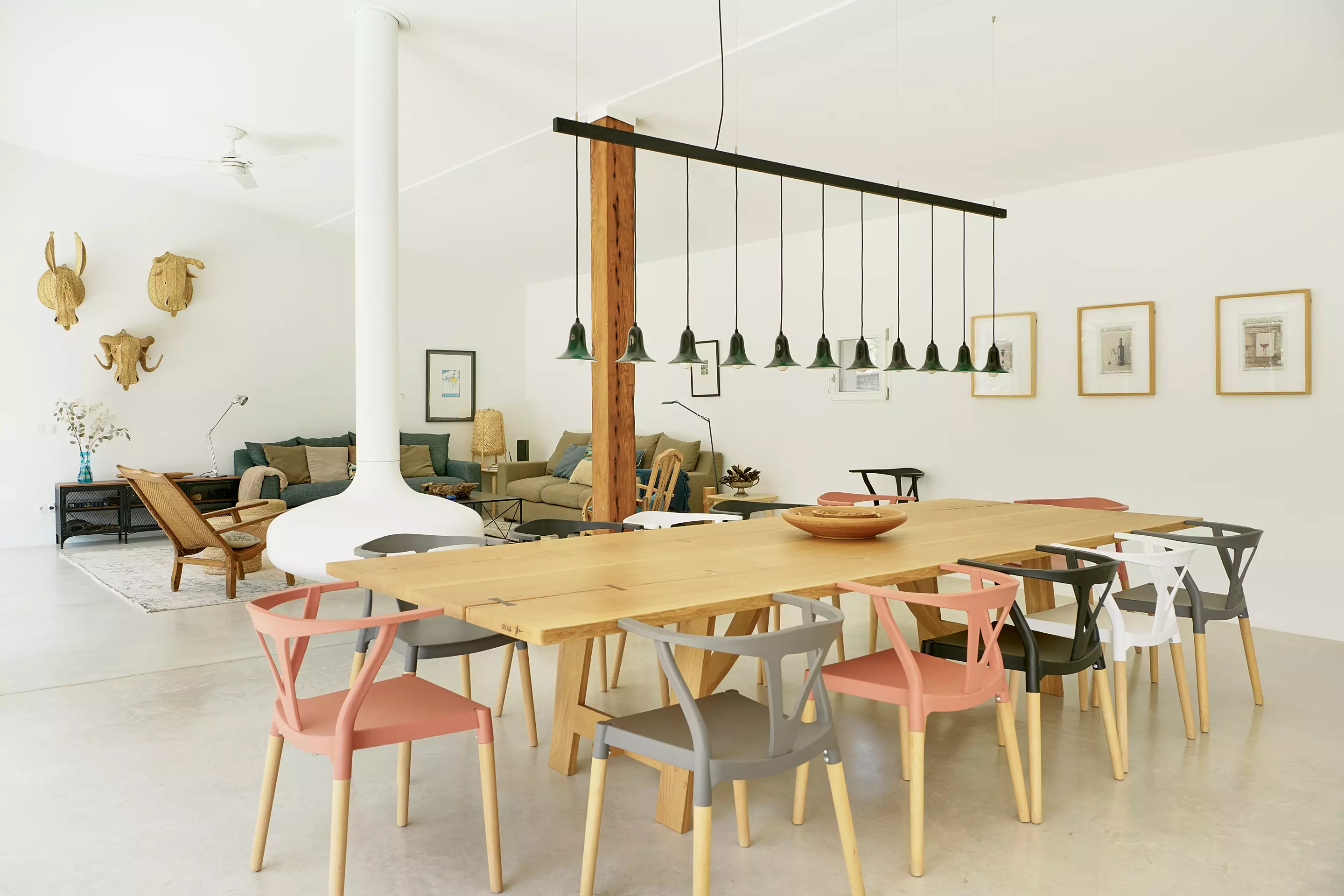 salon avec cheminée suspendue décoration contemporaine