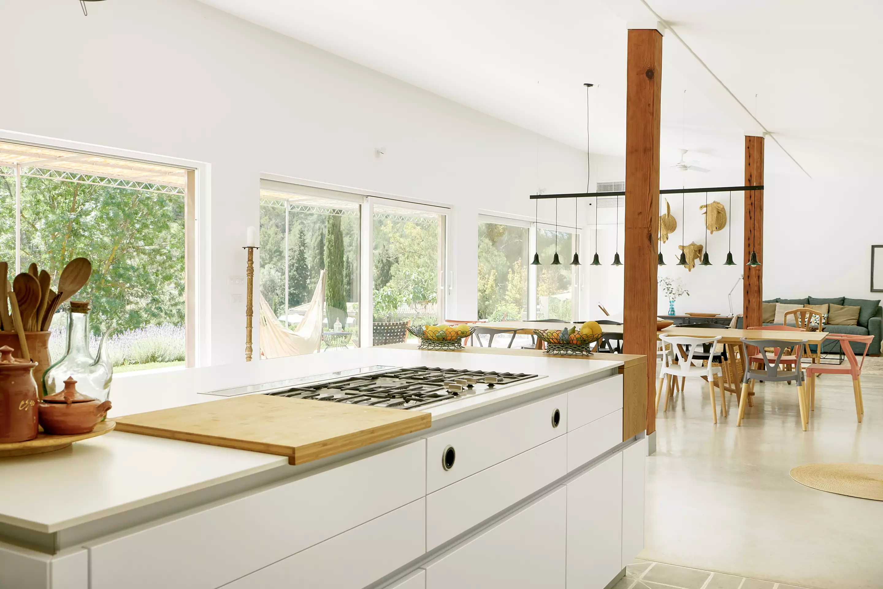 salon avec cuisine ouverte et salle à manger décoration contemporaine