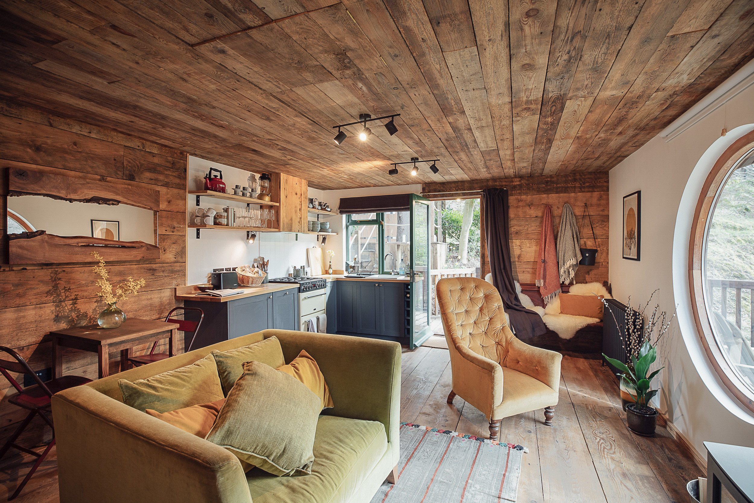 salon avec cuisine ouverte petite maison en bois salon avec cuisine ouverte petite maison en bois