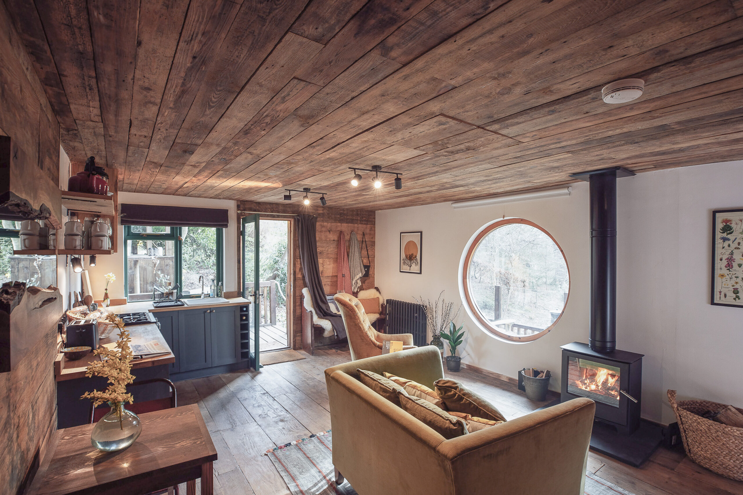 salon avec poêle petite maison en bois salon avec poêle petite maison en bois