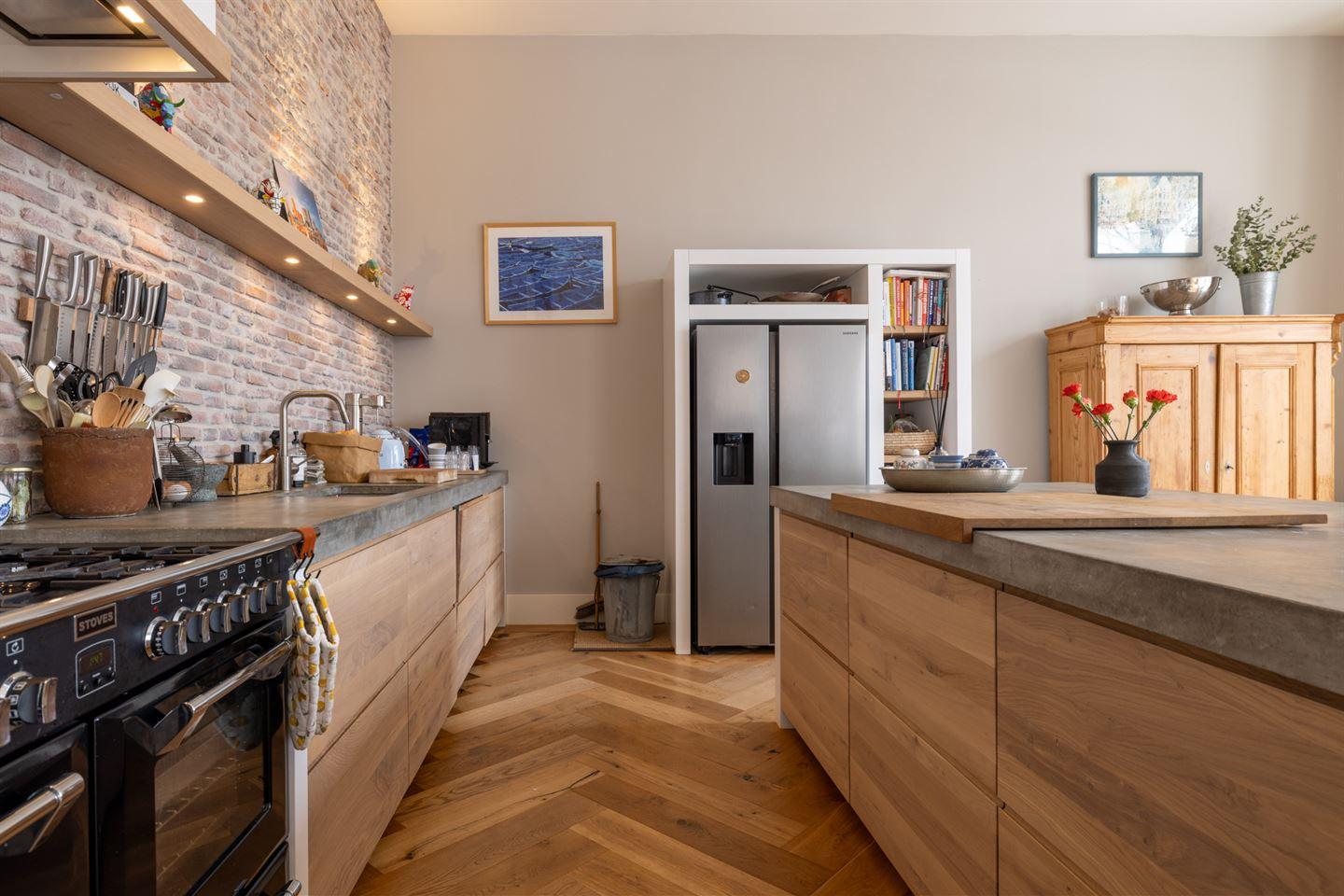 cuisine avec îlot béton et mur de briques appartement en duplex cuisine avec îlot béton et mur de briques appartement en duplex