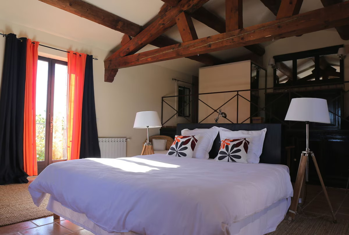 chambre avec poutres maison en pierres sèches Gordes chambre avec poutres maison en pierres sèches Gordes