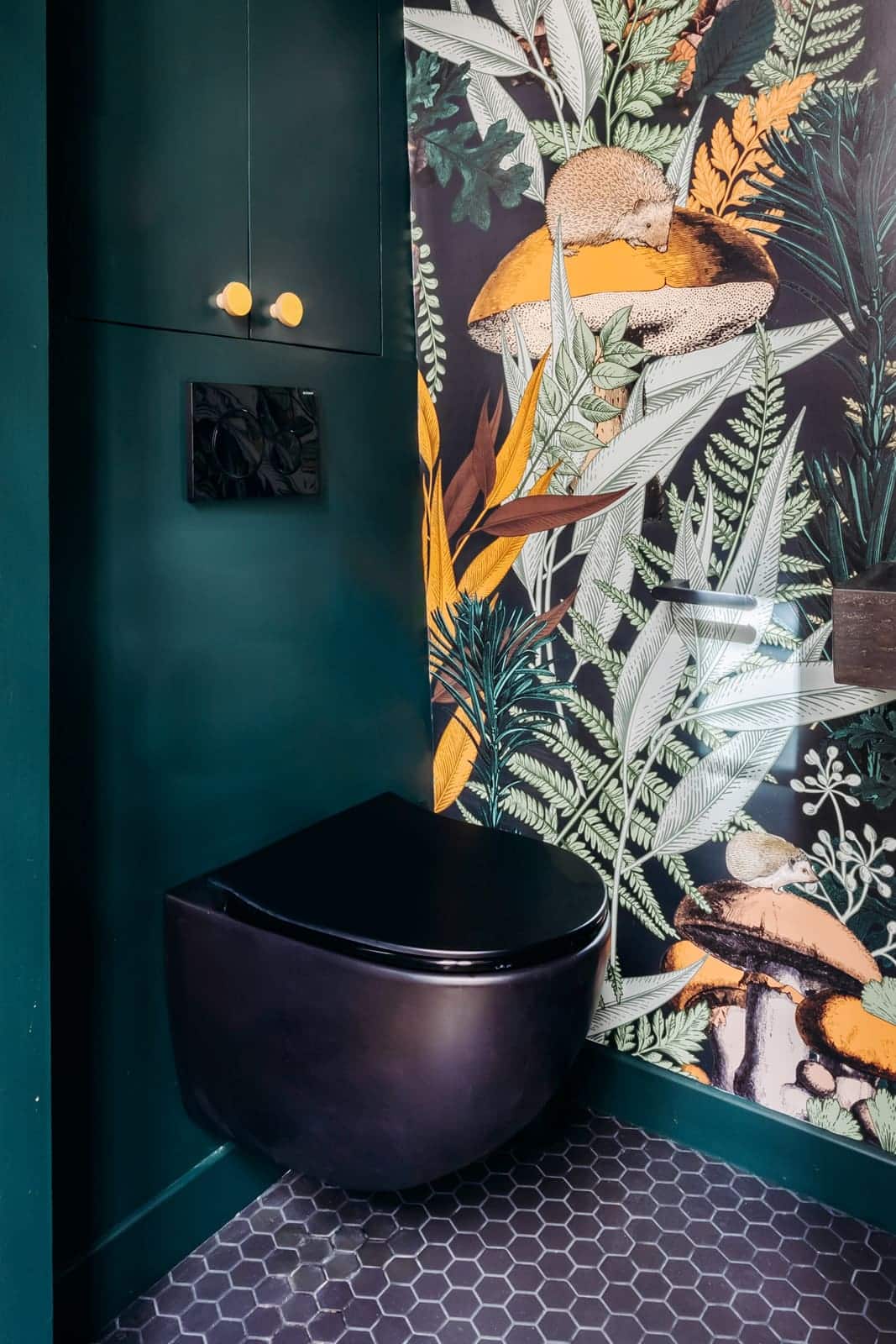toilettes avec papier-peint appartement Paris 75m2 Photo : Aurélie Deglane pour Happy Pog toilettes avec papier-peint appartement Paris 75m2 Photo : Aurélie Deglane pour Happy Pog