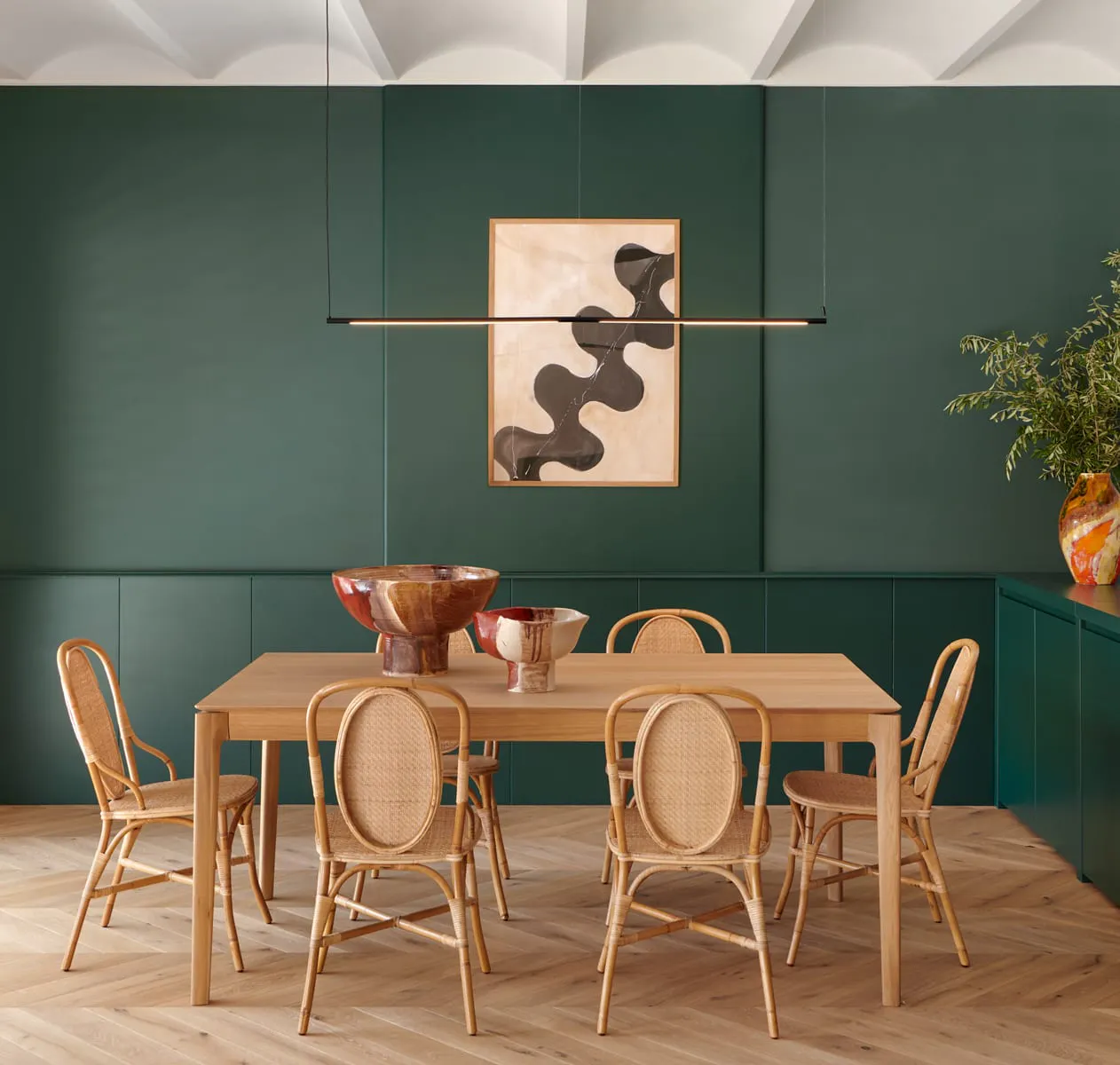 salle à manger murs verts décoration contemporaine
