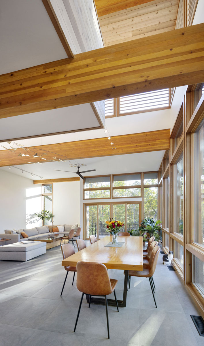 salon avec baies vitrées maison contemporaine en kit Lindal Cedar Homes salon avec baies vitrées maison contemporaine en kit Lindal Cedar Homes