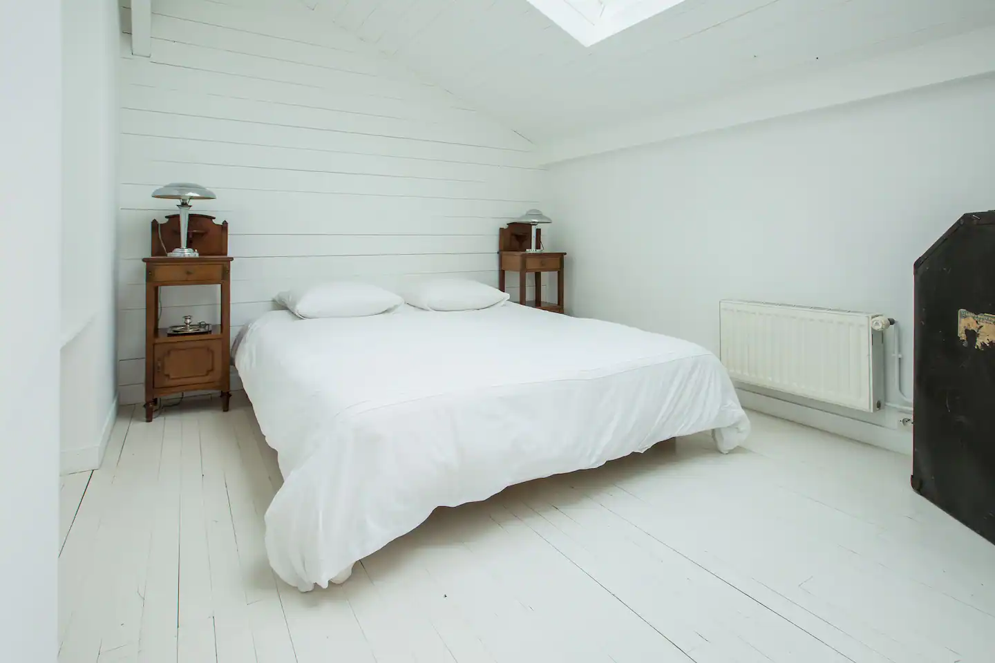 chambre blanche mansardée maison de ville loft Paris
