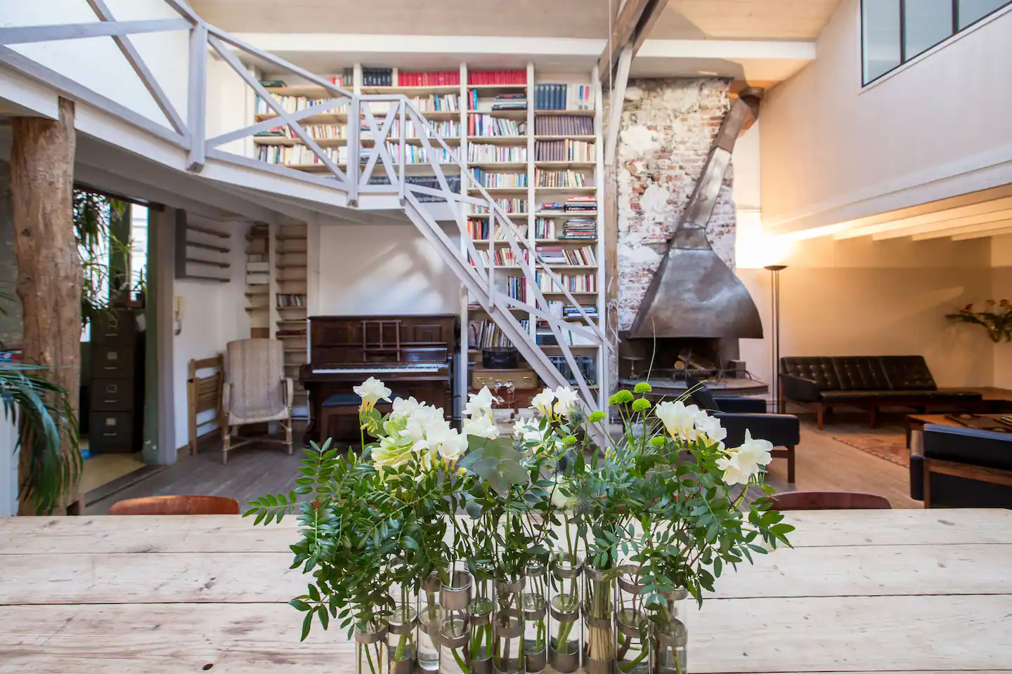 salon double hauteur maison de ville loft Paris