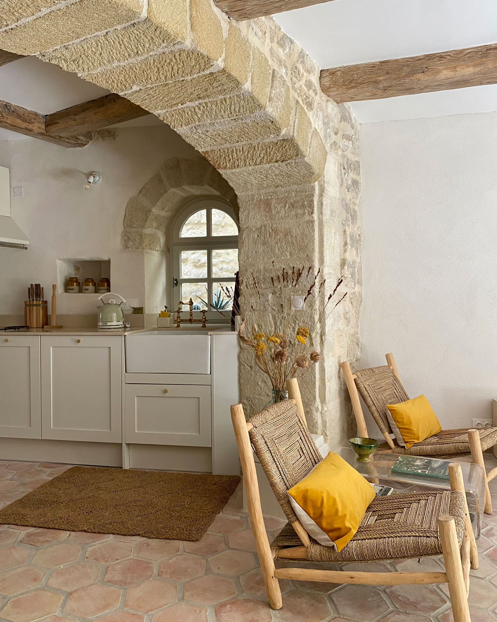 salon et cuisine maison de village en pierre Provence La maison du Puisatier Uzès salon et cuisine maison de village en pierre Provence La maison du Puisatier Uzès