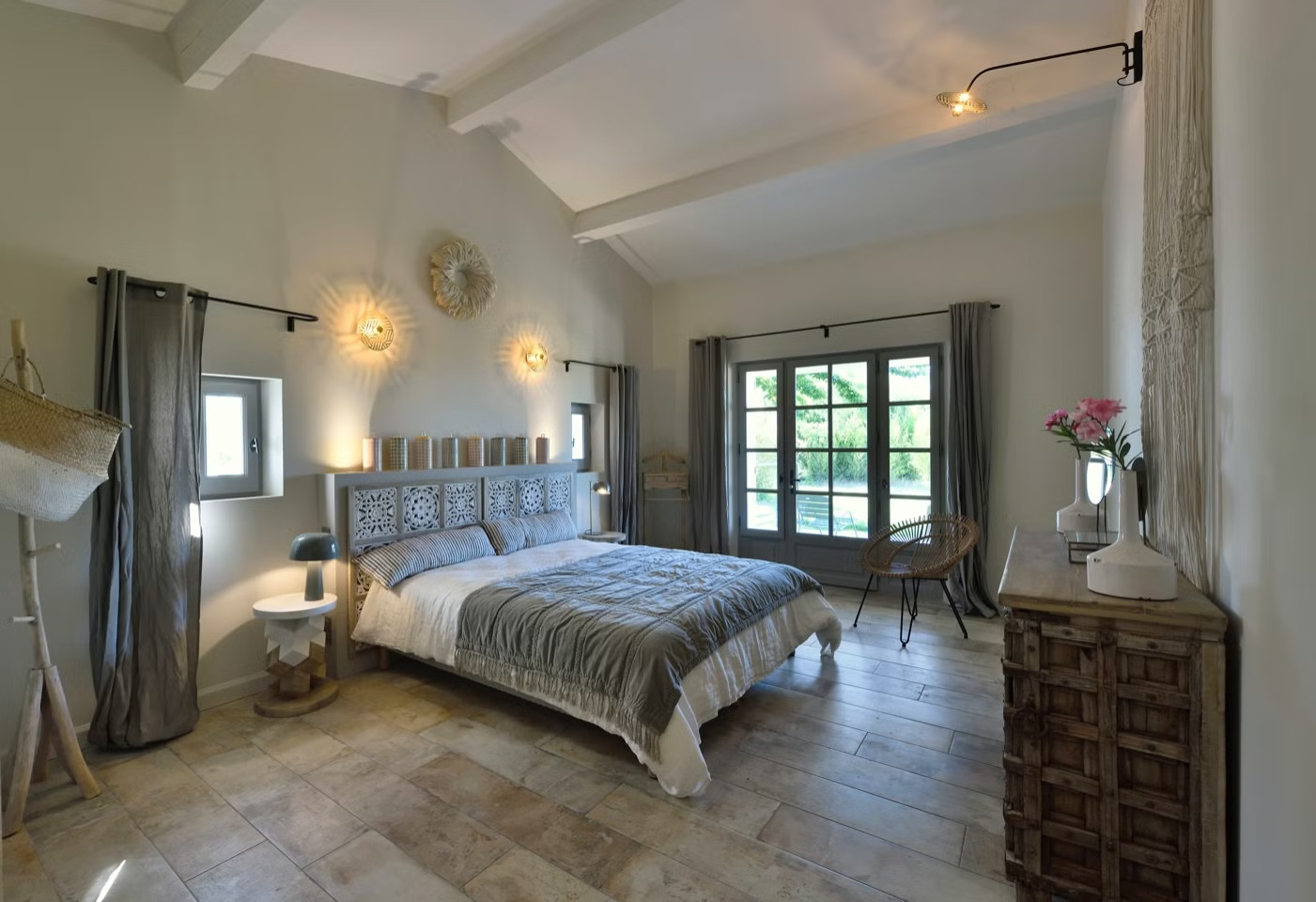 chambre avec poutres blanches Mas du Couvin