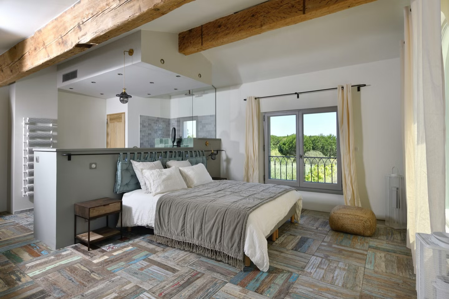 chambre avec salle de bain maison ancienne rénovée Camargue Mas du Couvin