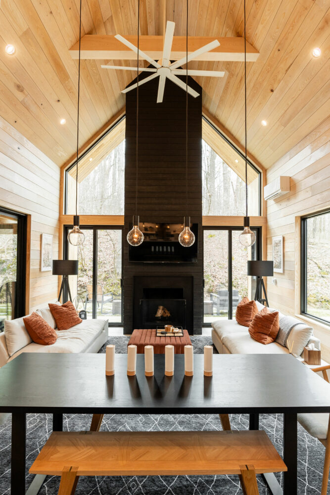 salon double hauteur maison en bois villa Rock Hocking Hills salon double hauteur maison en bois villa Rock Hocking Hills