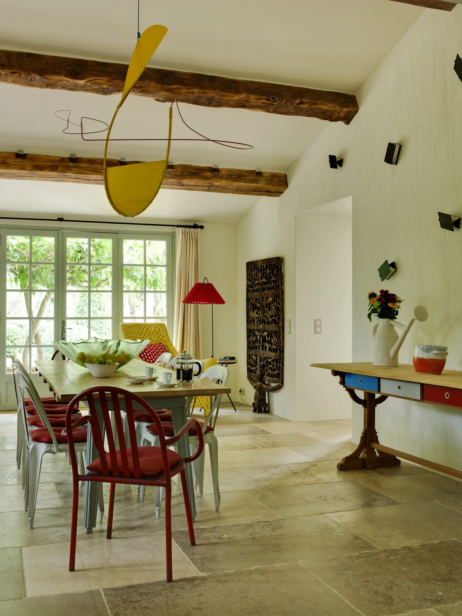 salle à manger avec poutres décoration vintage le Mas des Infermières