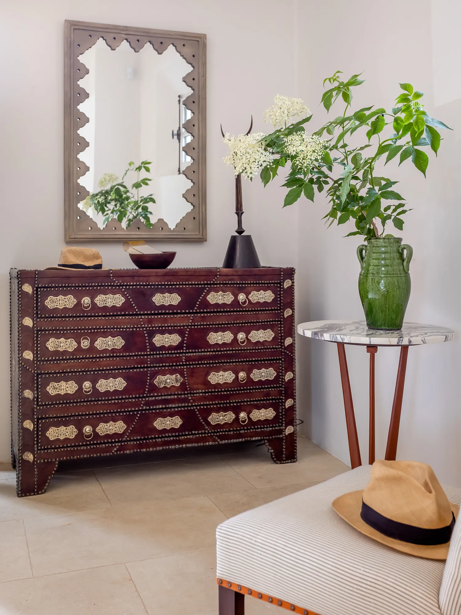 entrée avec commode marocaine le Mas des Infermières