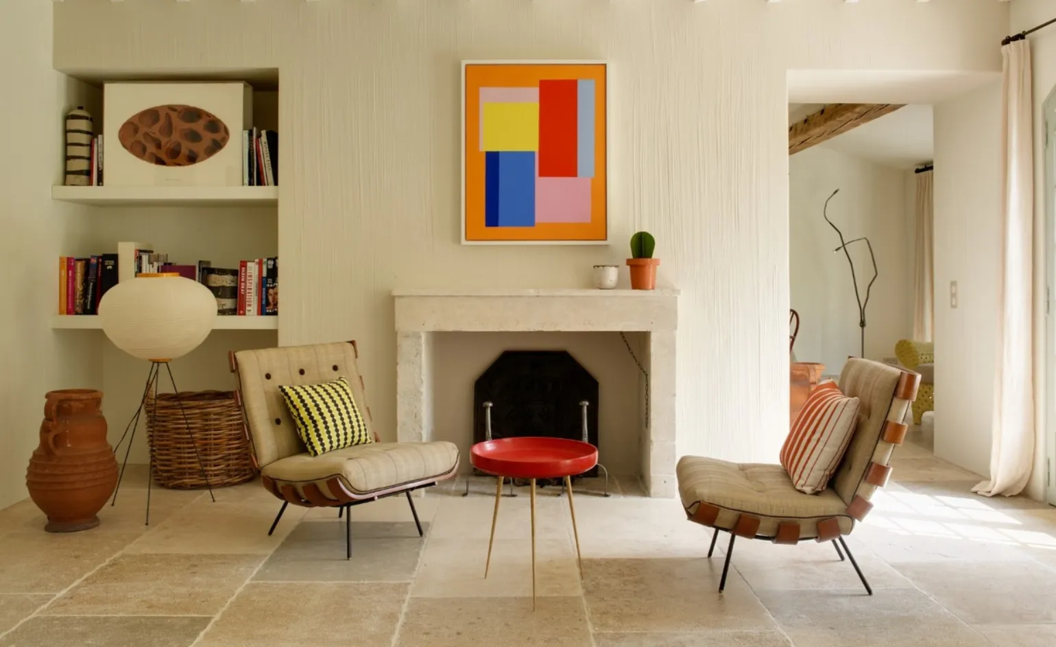 salon avec cheminée décoration vintage le Mas des Infermières
