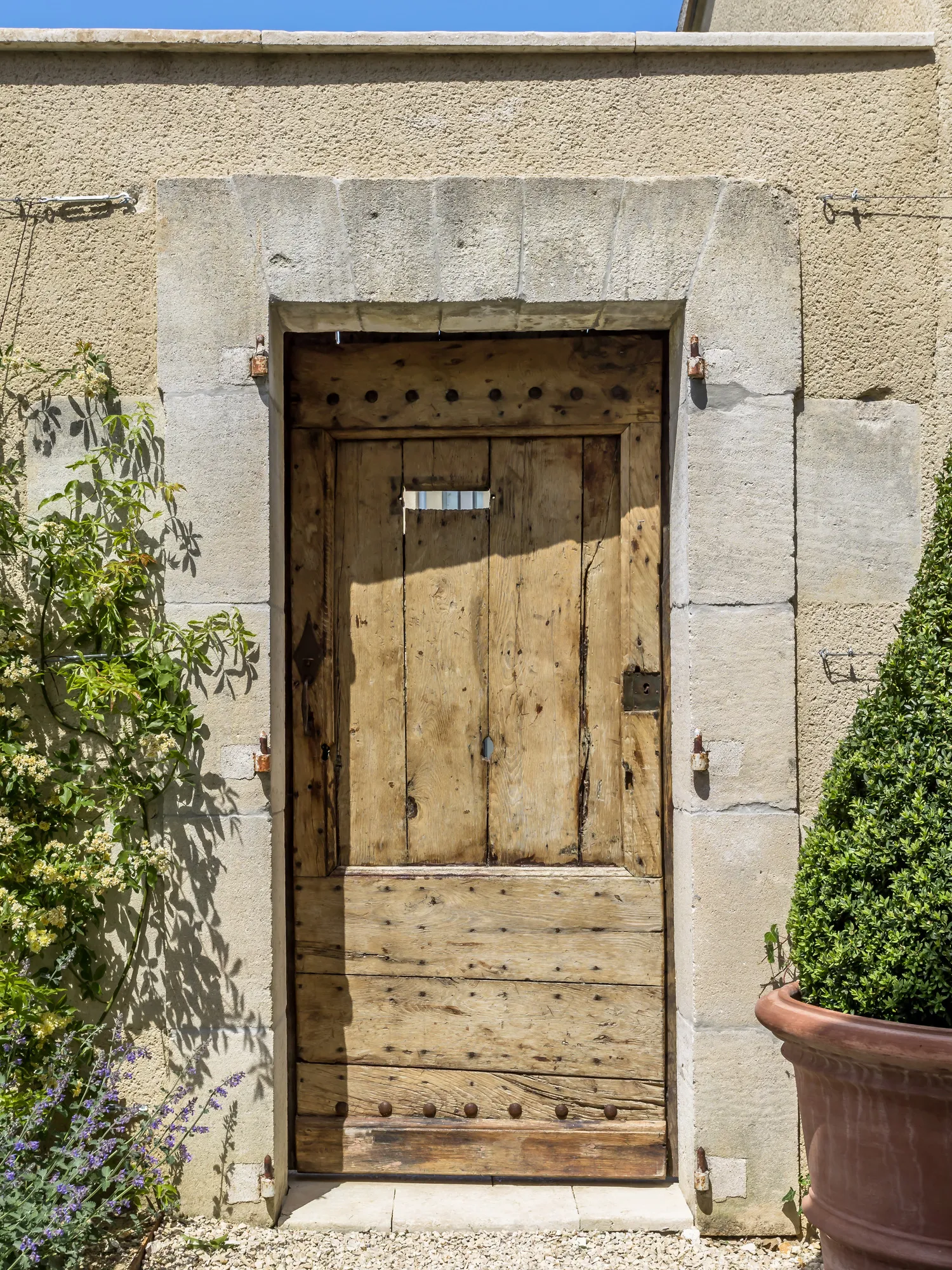 porte ancienne en bois maison du sud de la France le Mas des Infermières