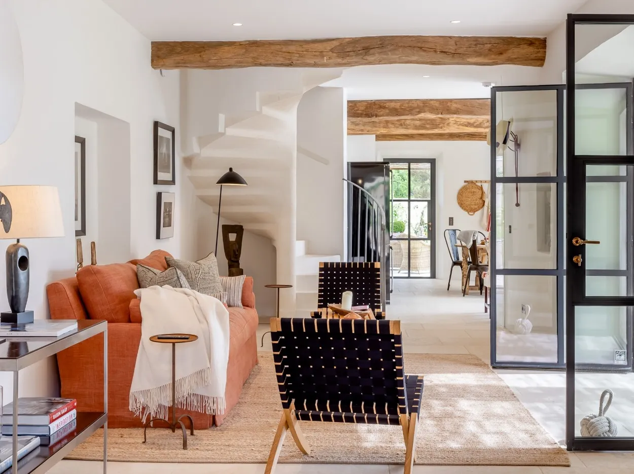 salon avec poutres décoration rustique chic le Mas des Infermières
