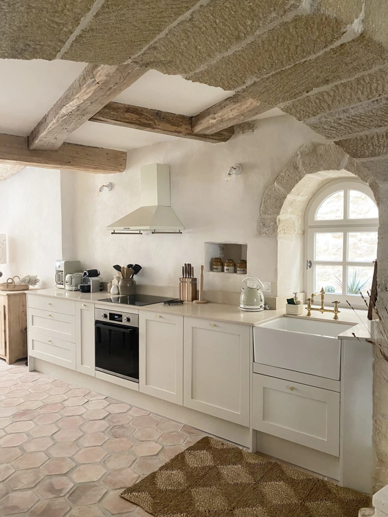 cuisine avec poutres type shaker maison de village en pierre Provence La maison du Puisatier Uzès cuisine avec poutres type shaker maison de village en pierre Provence La maison du Puisatier Uzès
