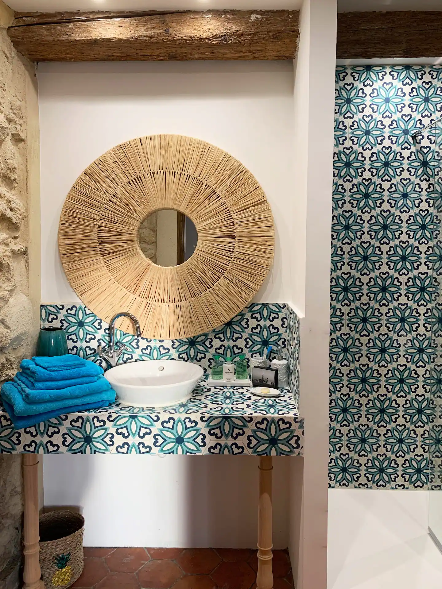 salle de bain décoration bohème maison en pierre Provence le Mas des Palermes