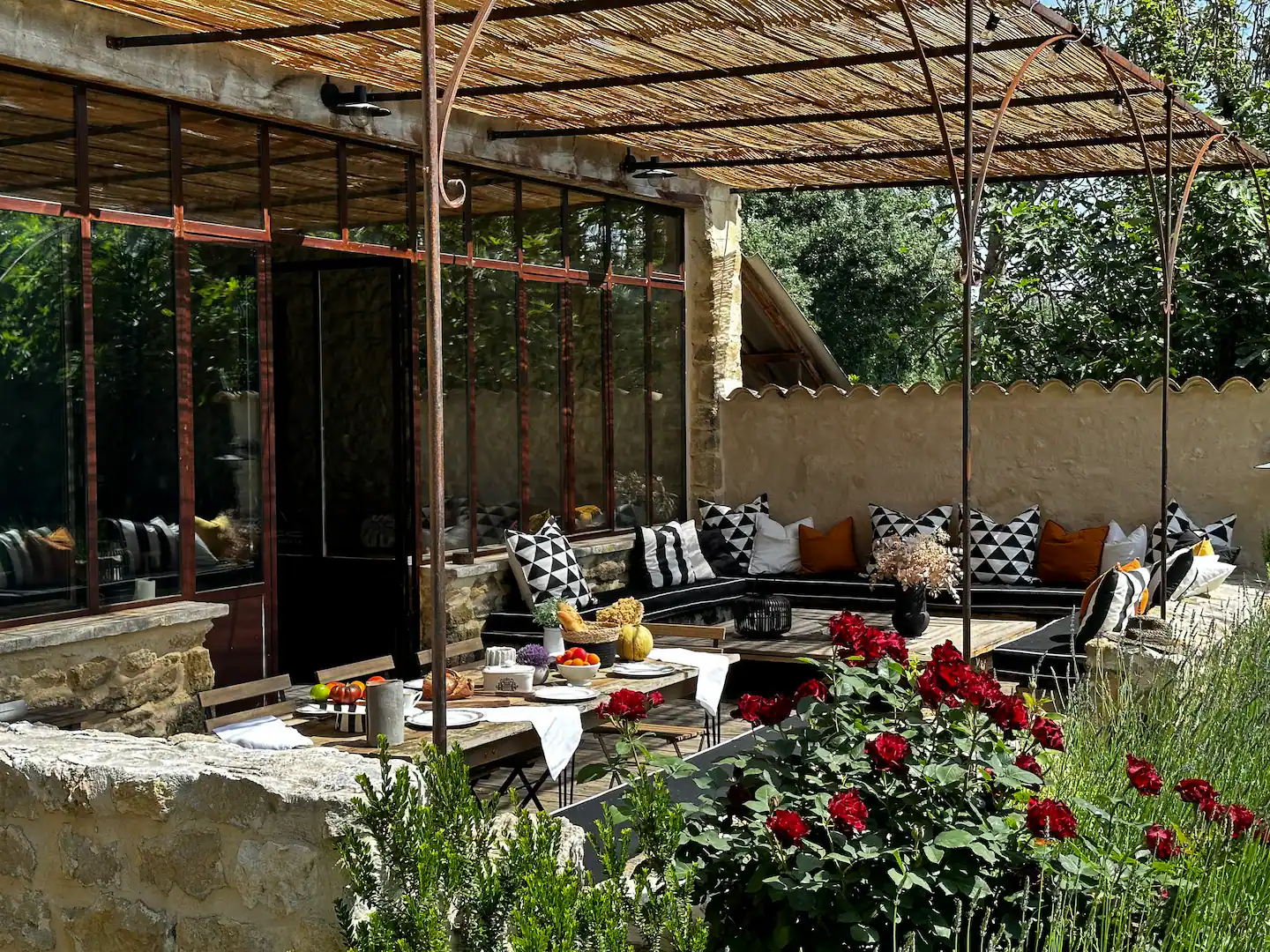 terrasse avec pergola métal ancienne maison en pierre Provence le Mas des Palermes