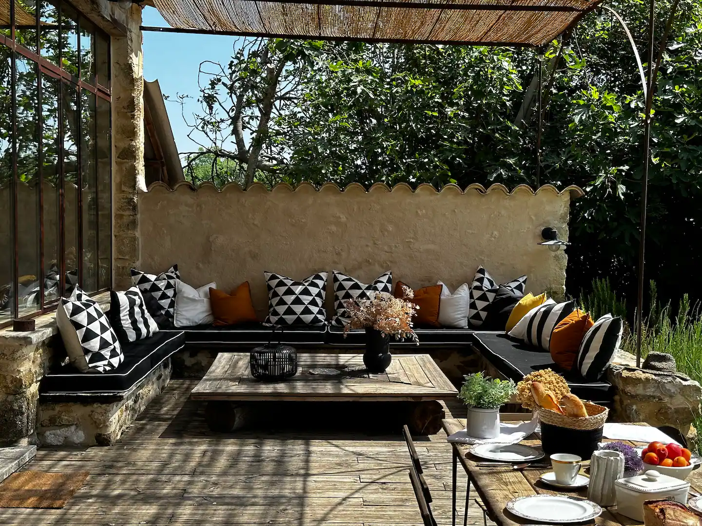 terrasse avec pergola métal ancienne maison en pierre Provence le Mas des Palermes