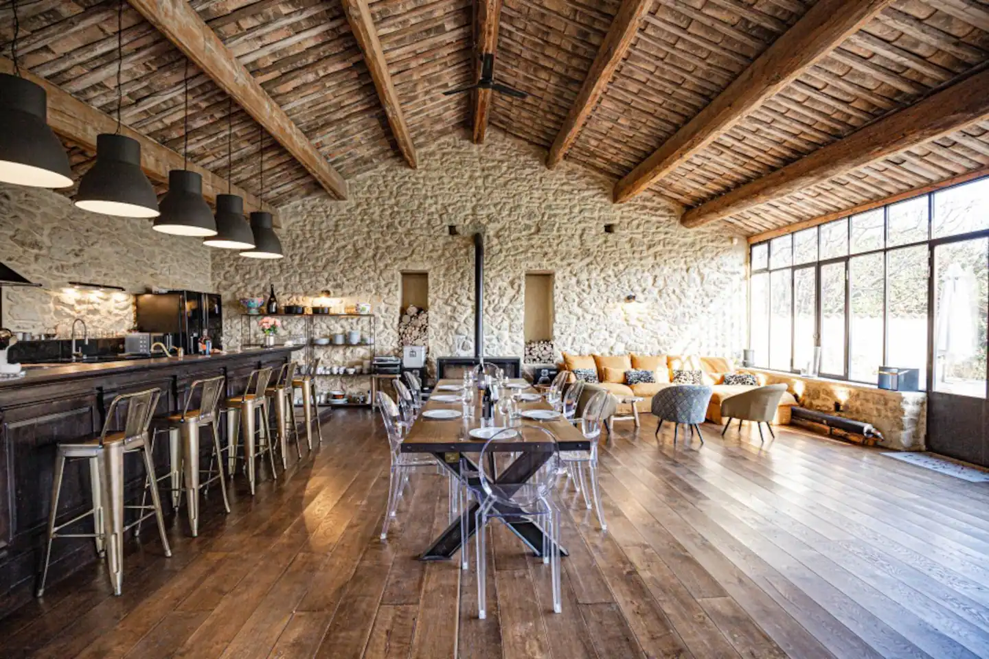 salon avec cuisine ouverte maison en pierre Provence le Mas des Palermes
