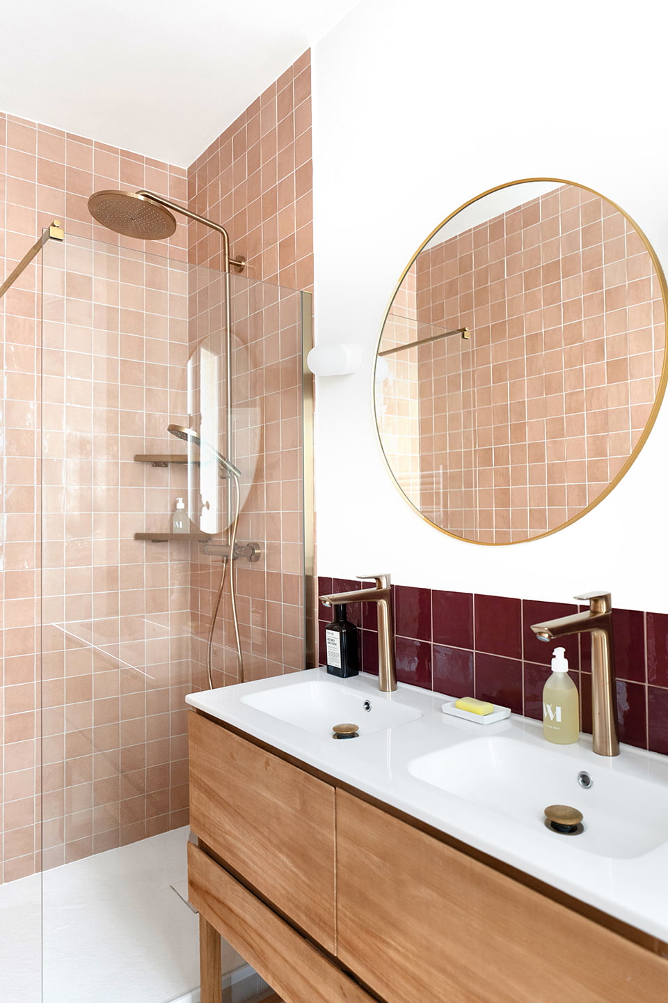 salle de bain rose décoration contemporaine appartement rénové Paris salle de bain rose décoration contemporaine appartement rénové Paris