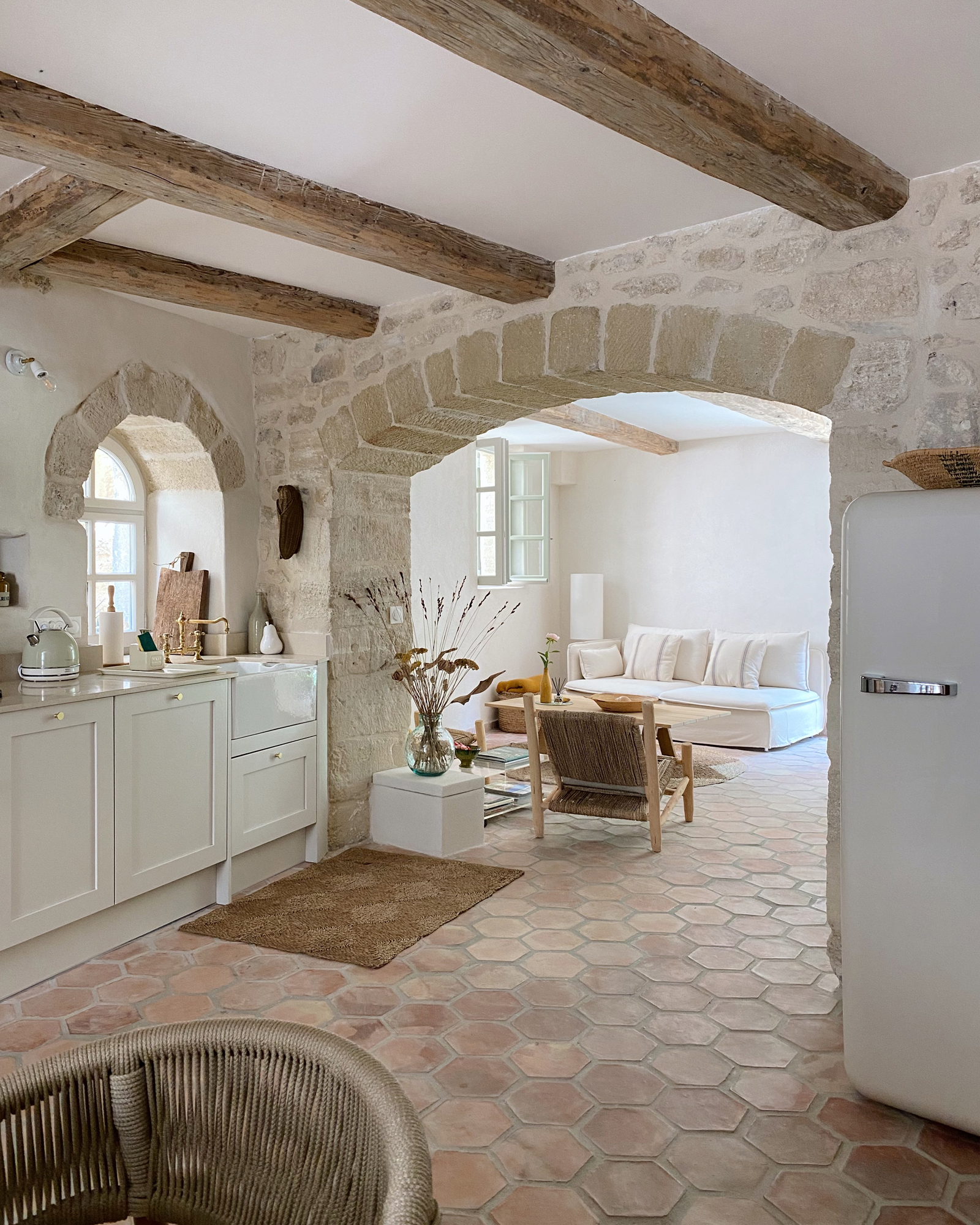 cuisine décoration rustique chic maison de village en pierre Provence La maison du Puisatier Uzès cuisine décoration rustique chic maison de village en pierre Provence La maison du Puisatier Uzès