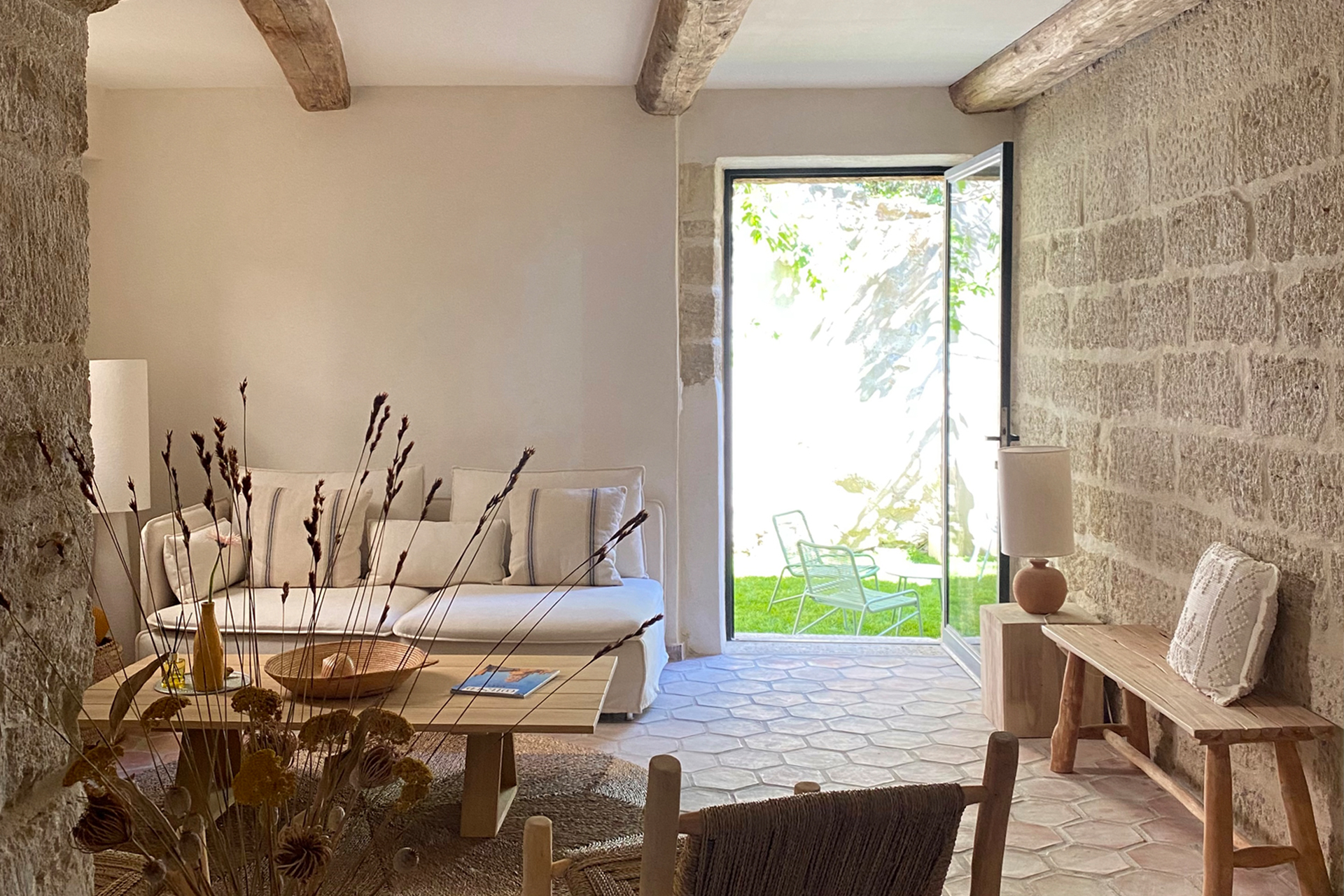salon décoration naturelle maison de village en pierre Provence La maison du Puisatier Uzès salon décoration naturelle maison de village en pierre Provence La maison du Puisatier Uzès