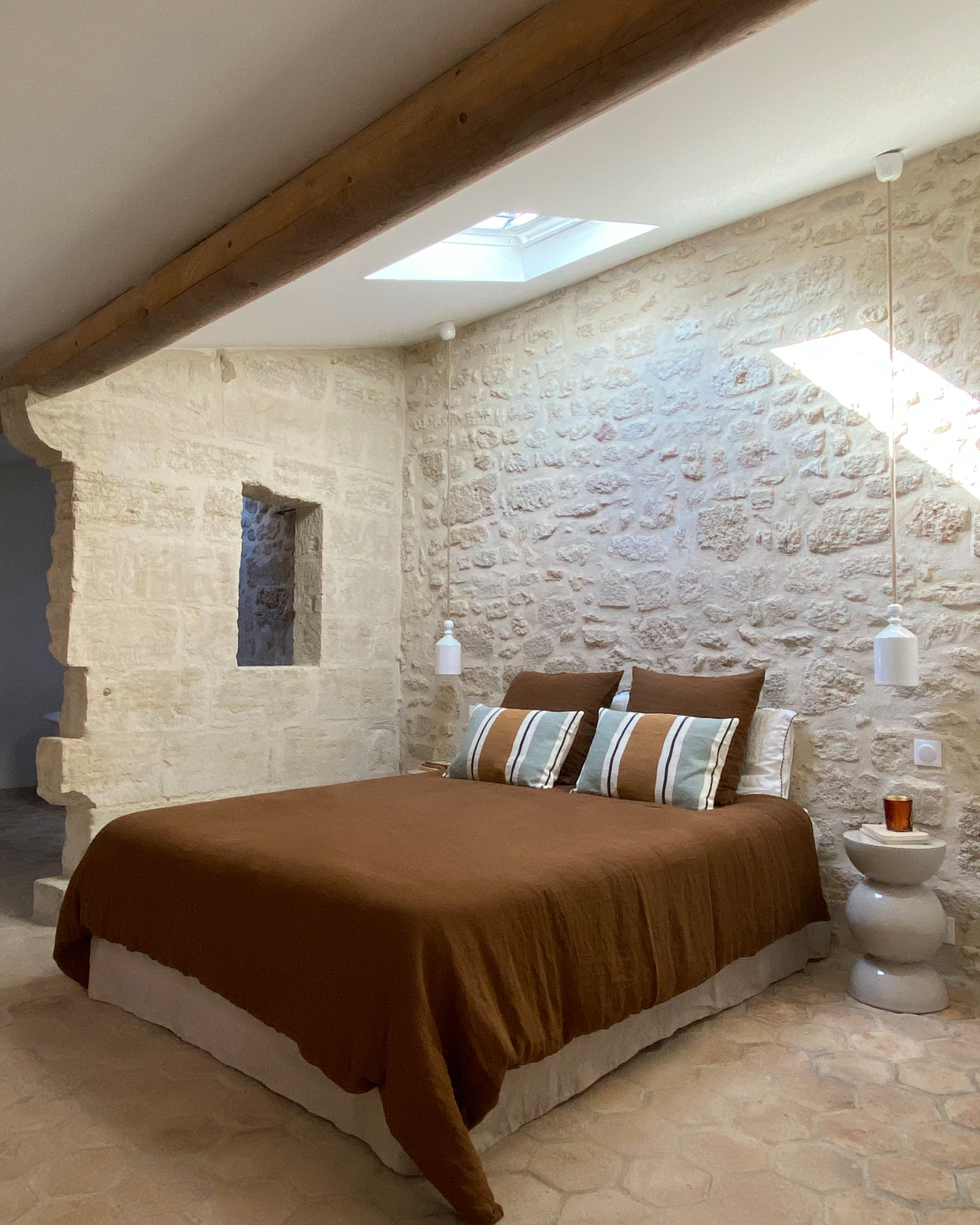 chambre mansardée maison de village en pierre Provence La maison du Puisatier Uzès chambre mansardée maison de village en pierre Provence La maison du Puisatier Uzès