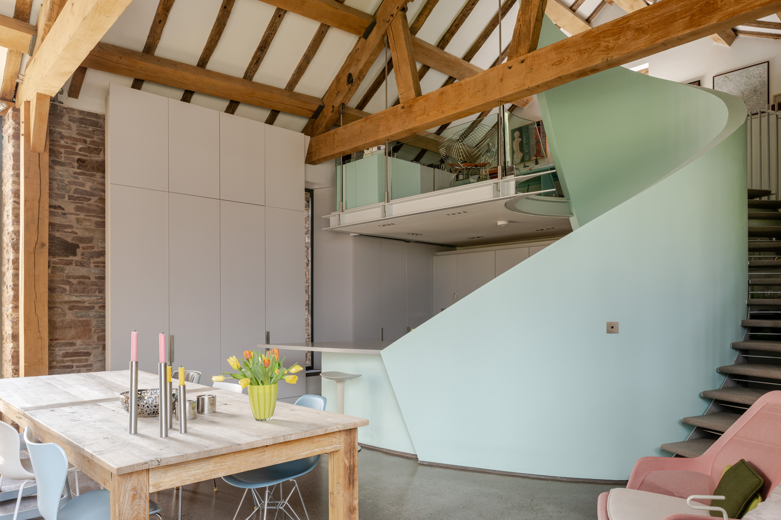 salon avec escalier acier design maison ancienne rénovée salon avec escalier acier design maison ancienne rénovée