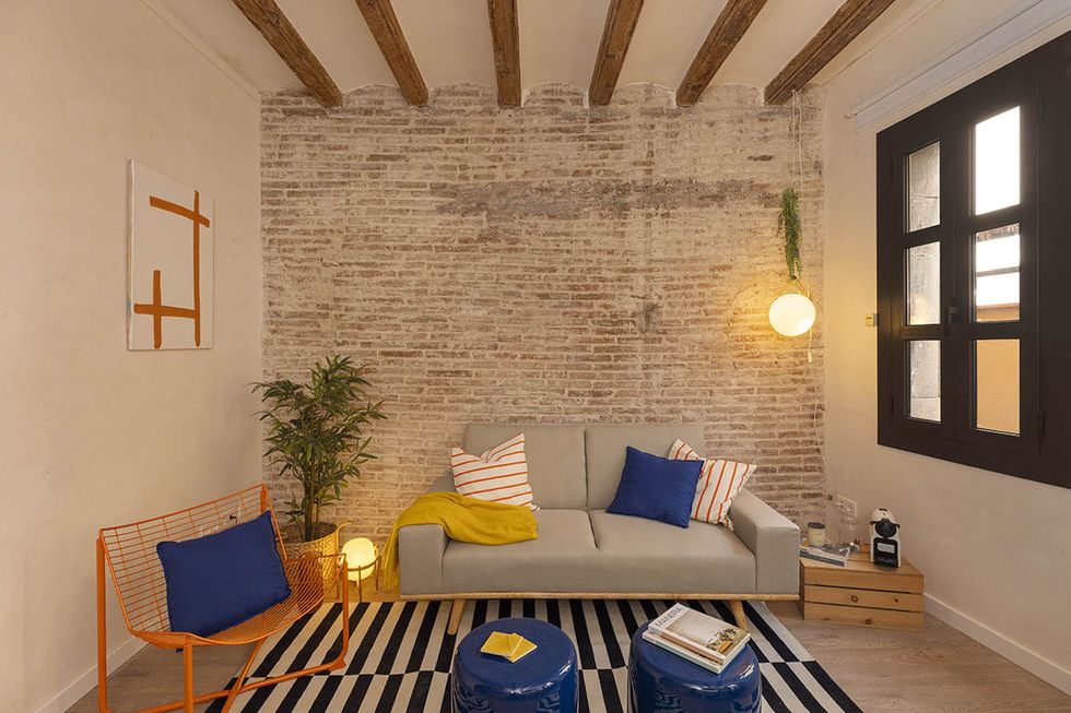 salon avec mur de briques et poutres deux-pièces 45m2 salon avec mur de briques et poutres deux-pièces 45m2
