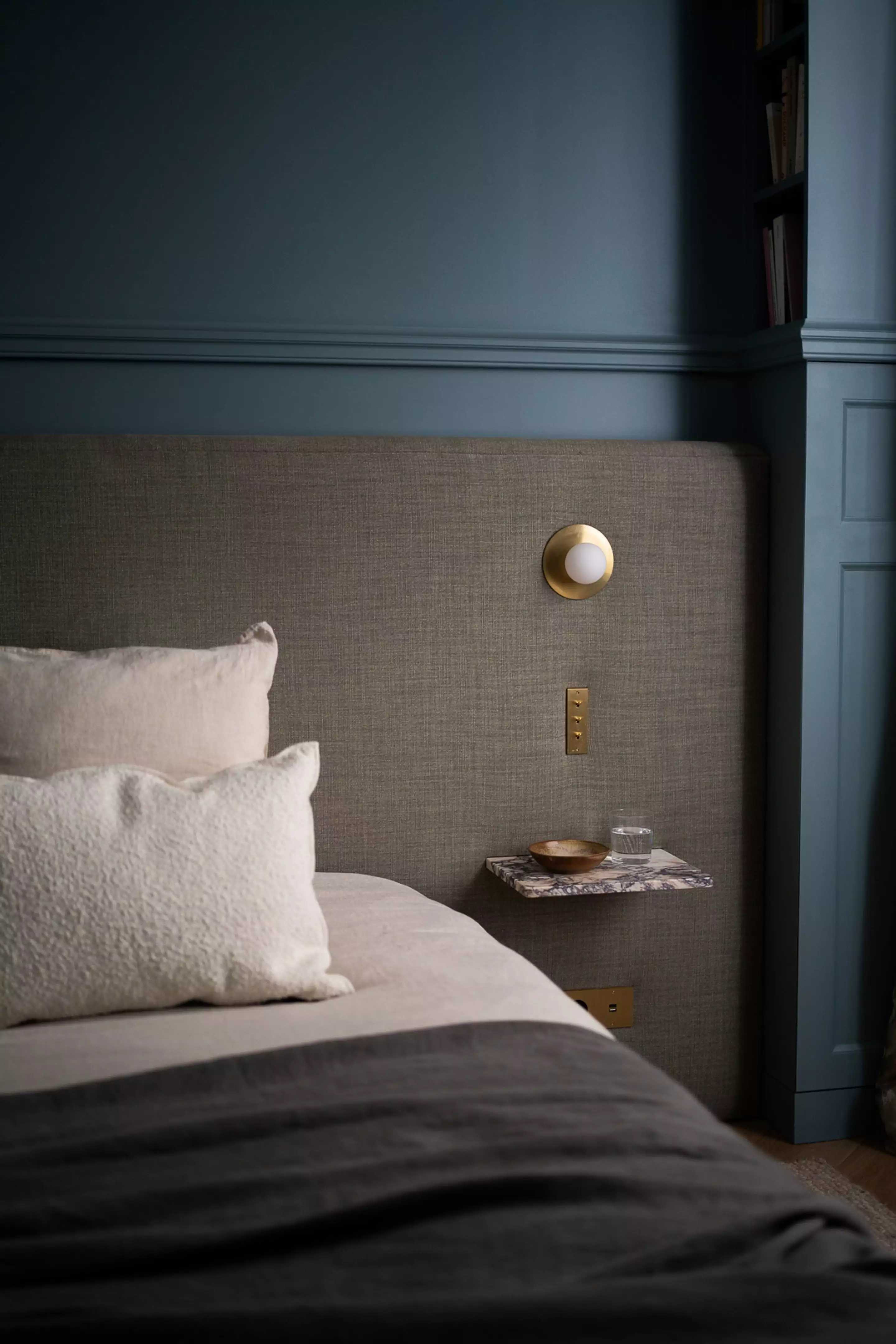 chambre murs bleus appartement Paris haussmannien