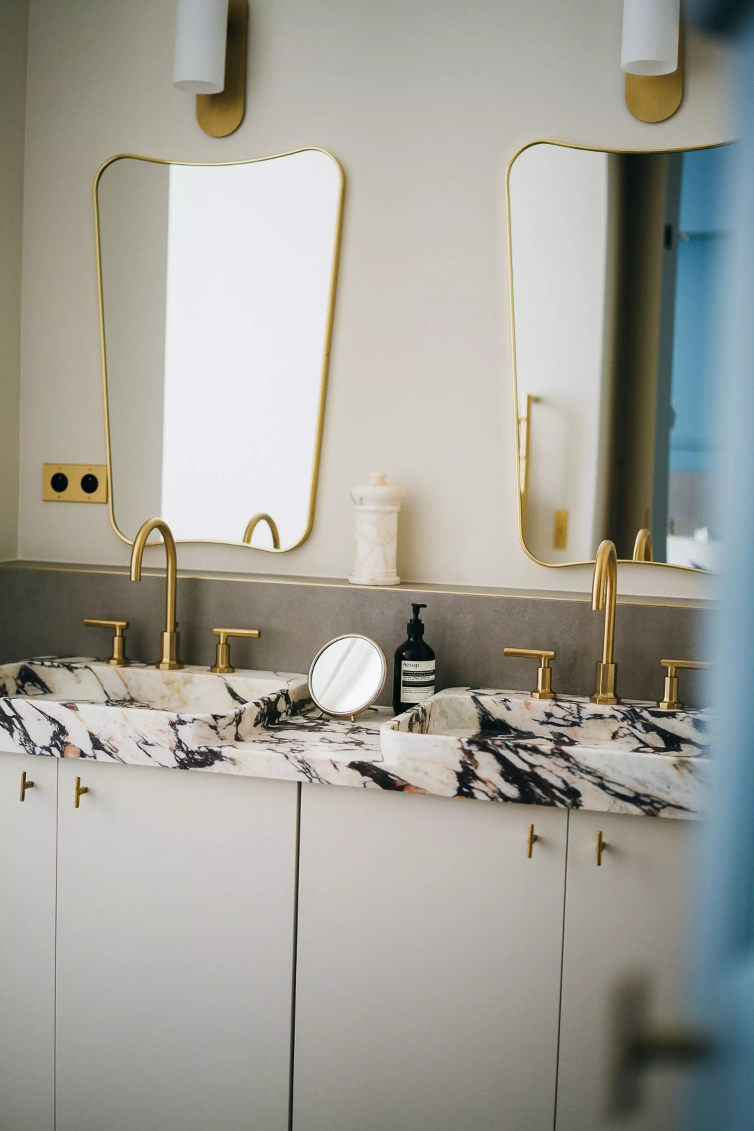 salle de bain marbre et laiton