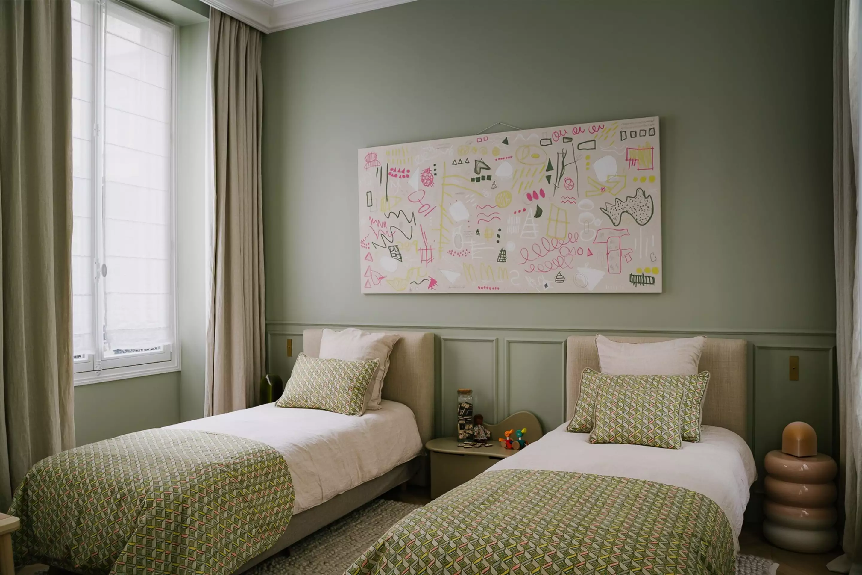 chambre murs verts appartement Paris haussmannien