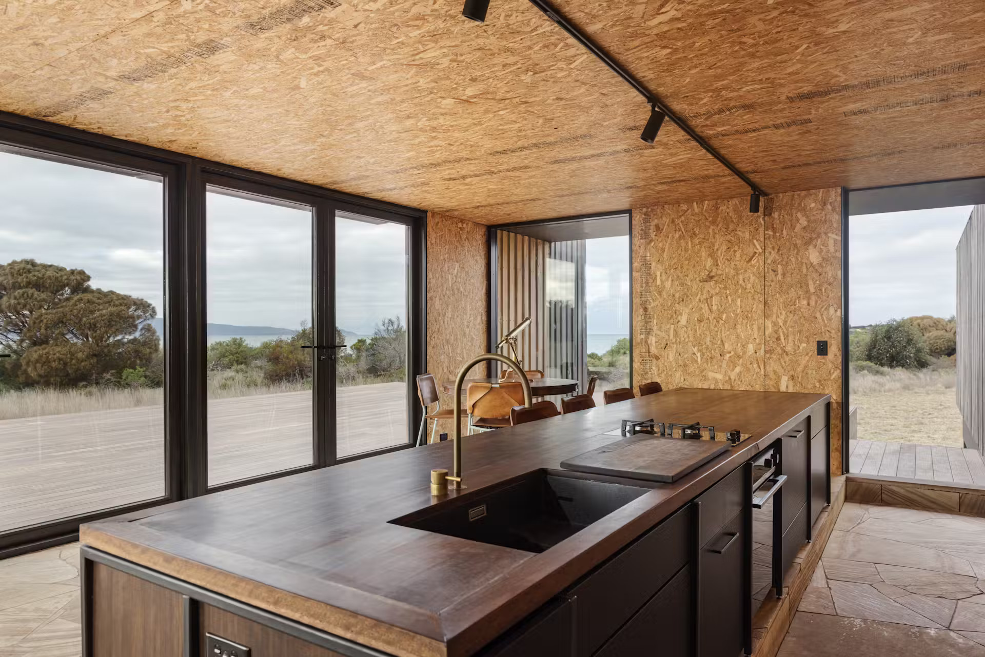 cuisine ouverte murs OSB petite maison de 53m2 en bois cuisine ouverte murs OSB petite maison de 53m2 en bois