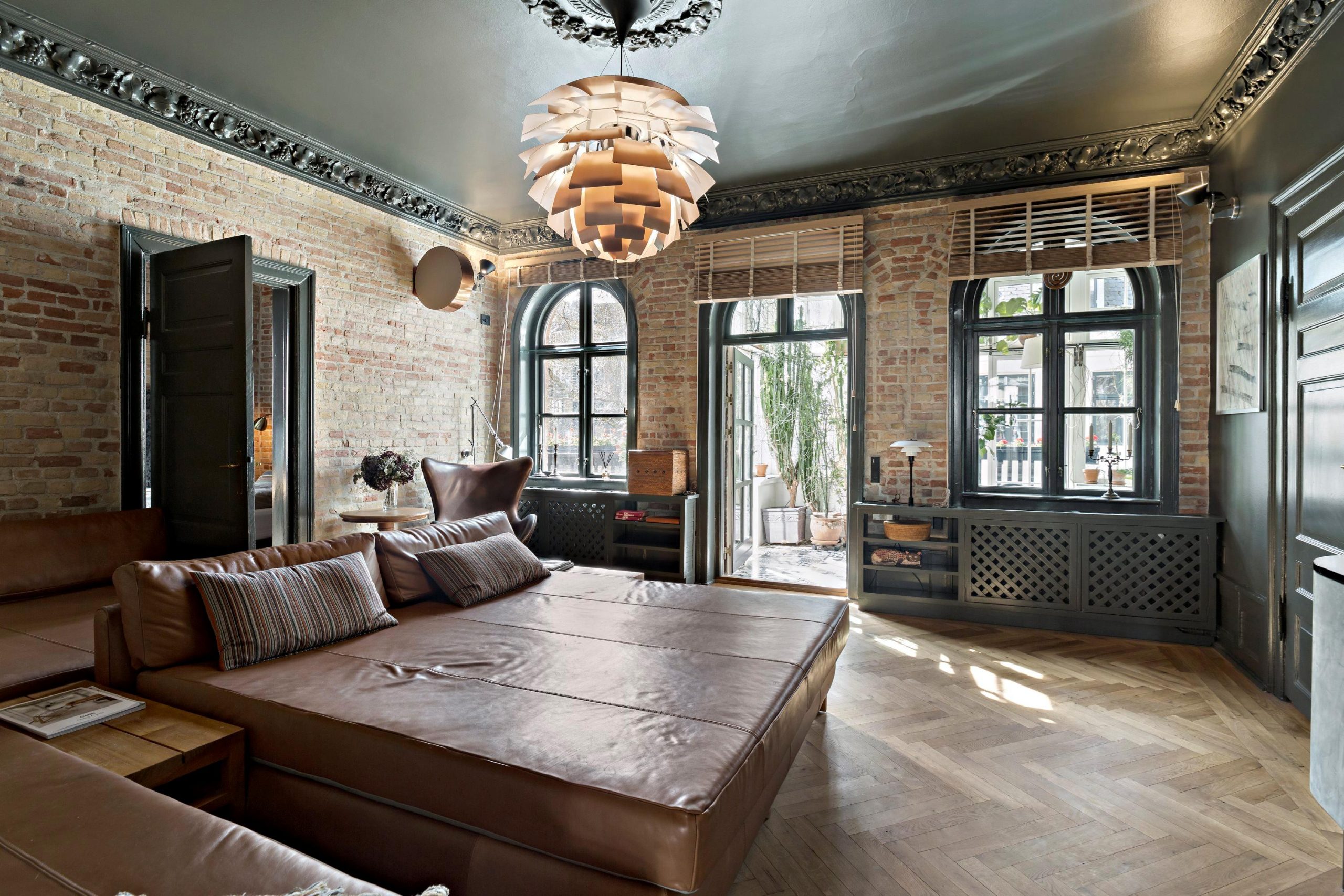 salon avec plafond noir 