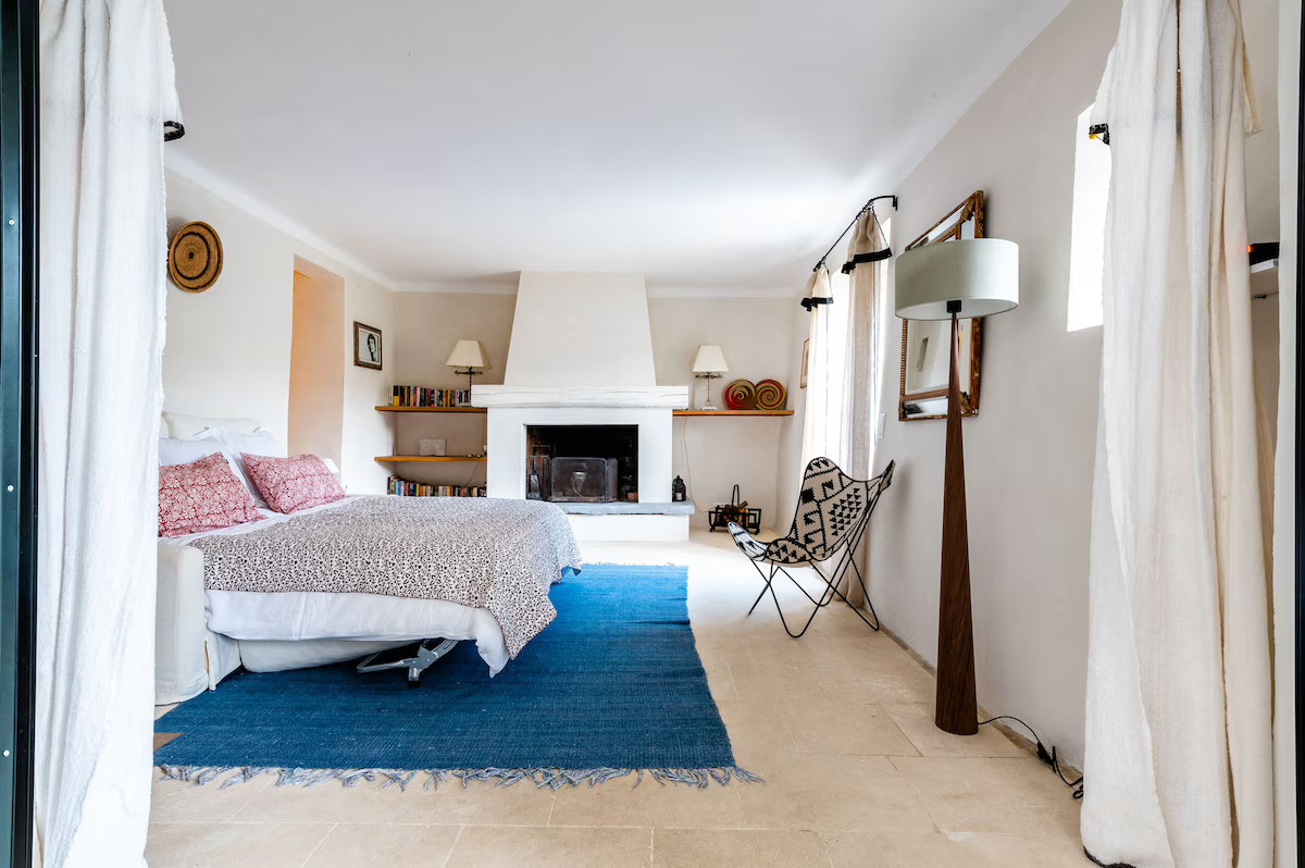 chambre avec cheminée maison en pierres Gordes Luberon chambre avec cheminée maison en pierres Gordes Luberon