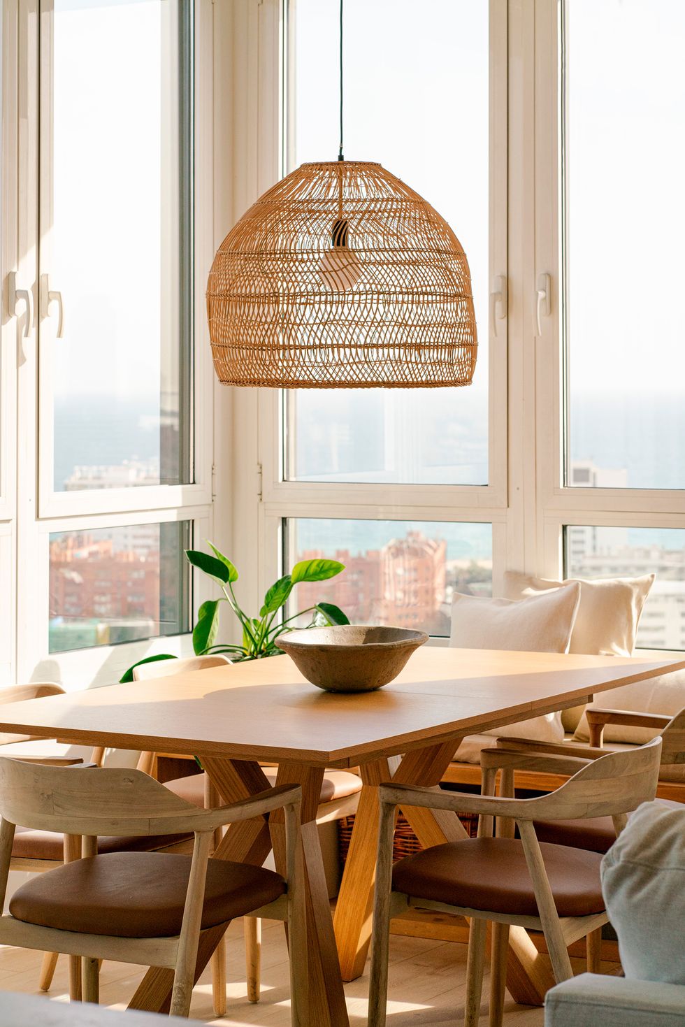 salle à manger vue mer décoration naturelle appartement Barcelone salle à manger vue mer décoration naturelle appartement Barcelone