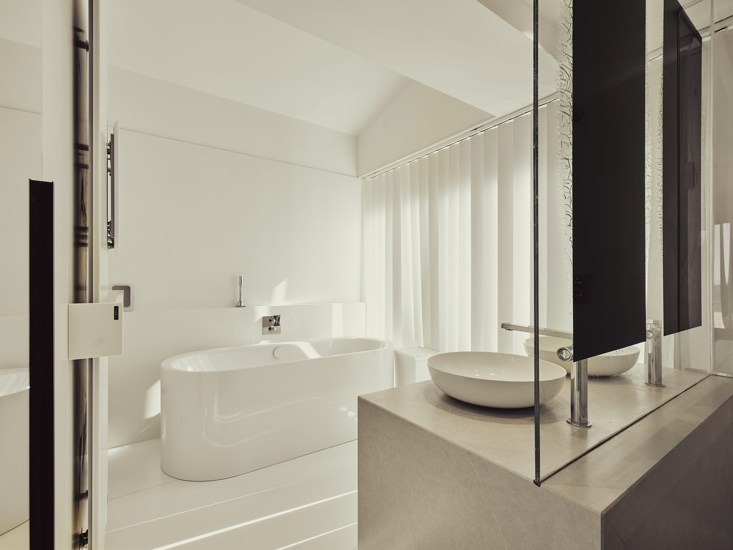 salle de bain design avec baignoire îlot