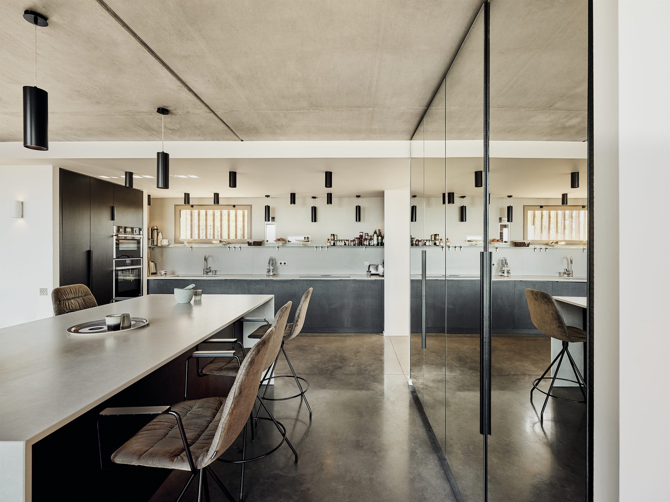 cuisine avec salle à manger décoration contemporaine maison en bois rénovée Hossegor