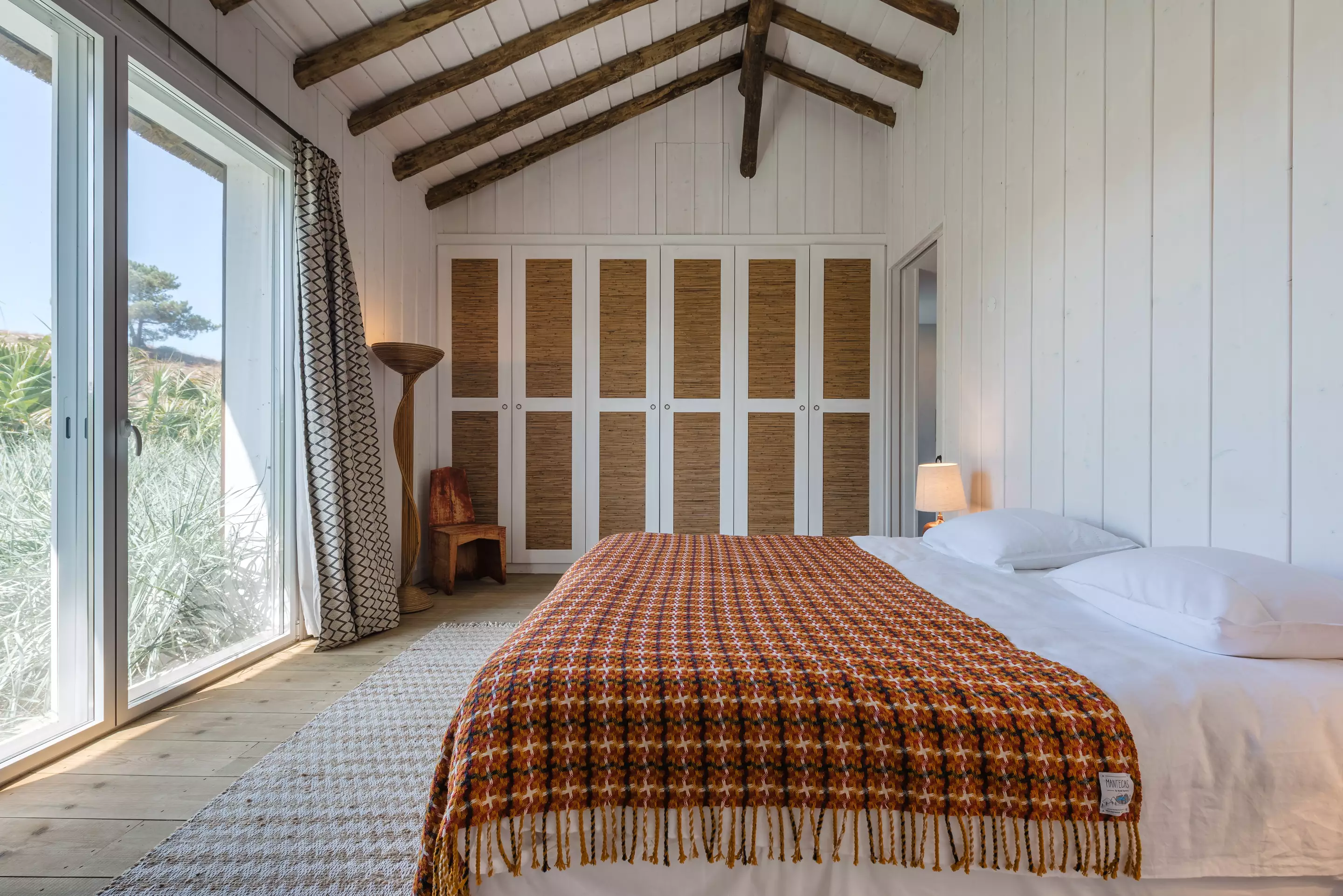 chambre avec poutres décoration rustique chic villa Majoris chambre avec poutres décoration rustique chic villa Majoris
