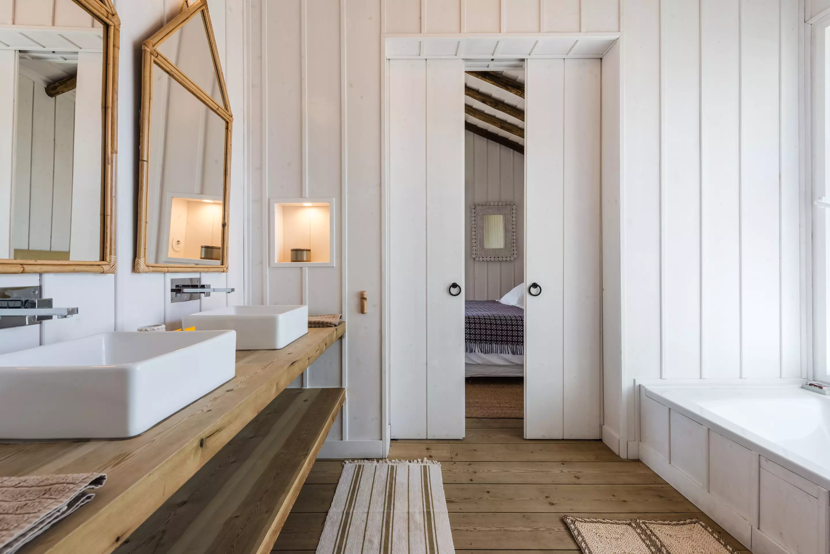 salle de bain blanche et bois décoration rustique chic villa Majoris salle de bain blanche et bois décoration rustique chic villa Majoris