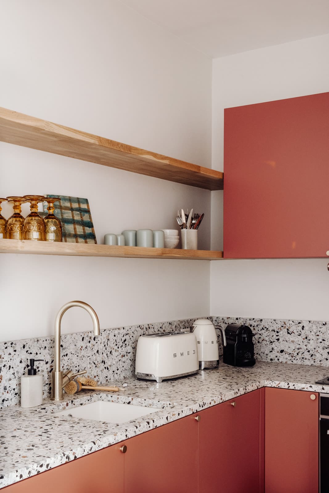 cuisine couleur corail plan terrazzo Photo : Aurélie Deglane pour Happy Pog cuisine couleur corail plan terrazzo Photo : Aurélie Deglane pour Happy Pog