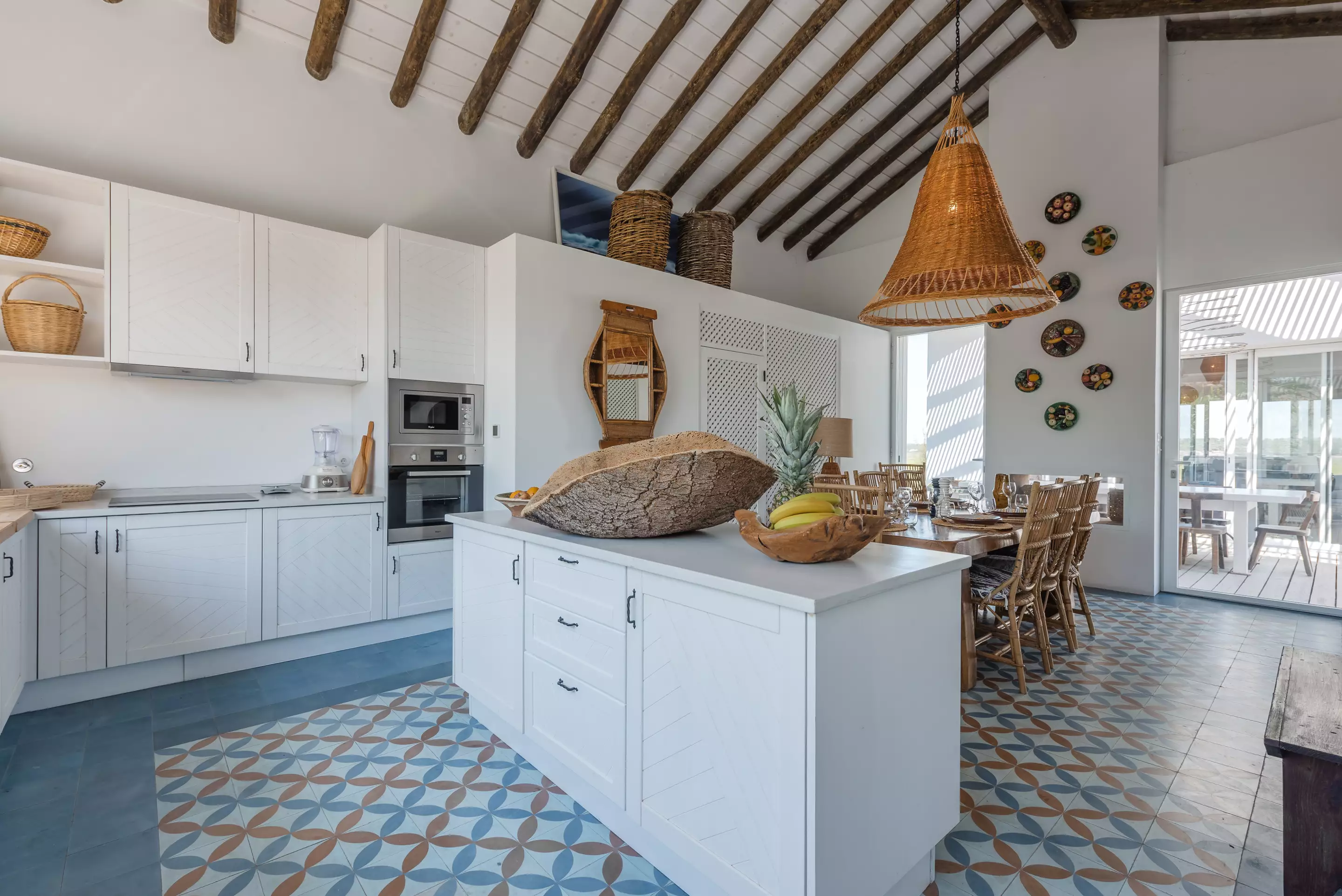 cuisine ouverte avec salle à manger décoration rustique chic villa Majoris cuisine ouverte avec salle à manger décoration rustique chic villa Majoris