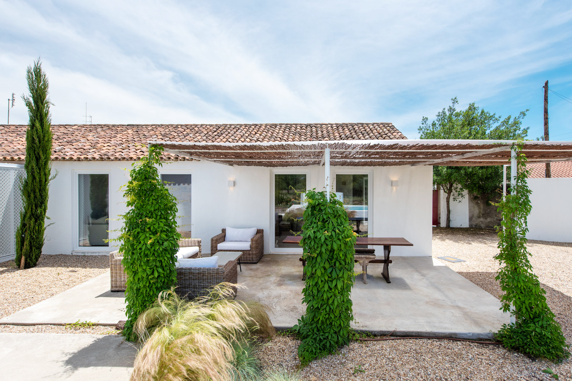 maison blanche au Portugal avec pergola 