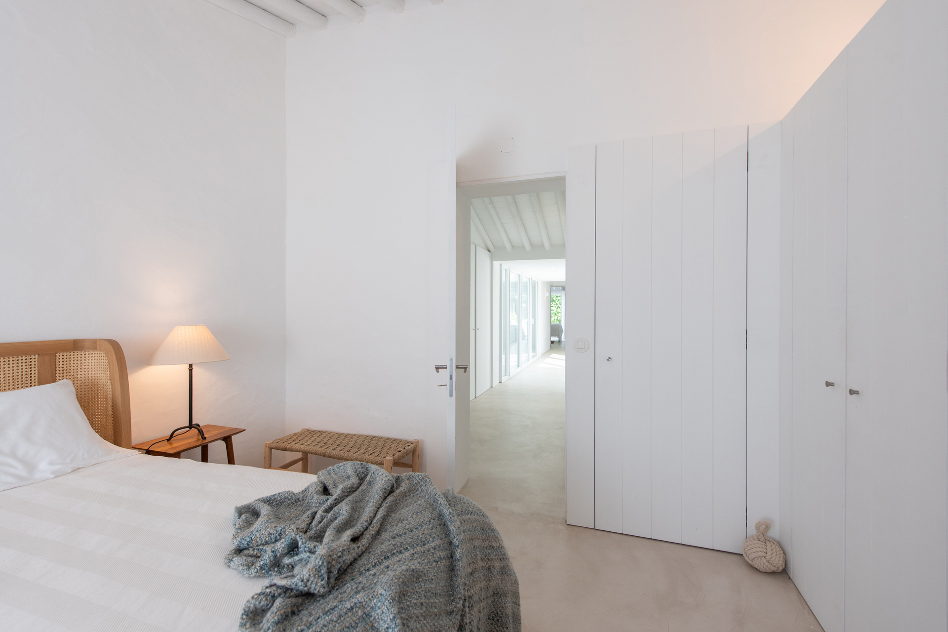 chambre blanche et bois
