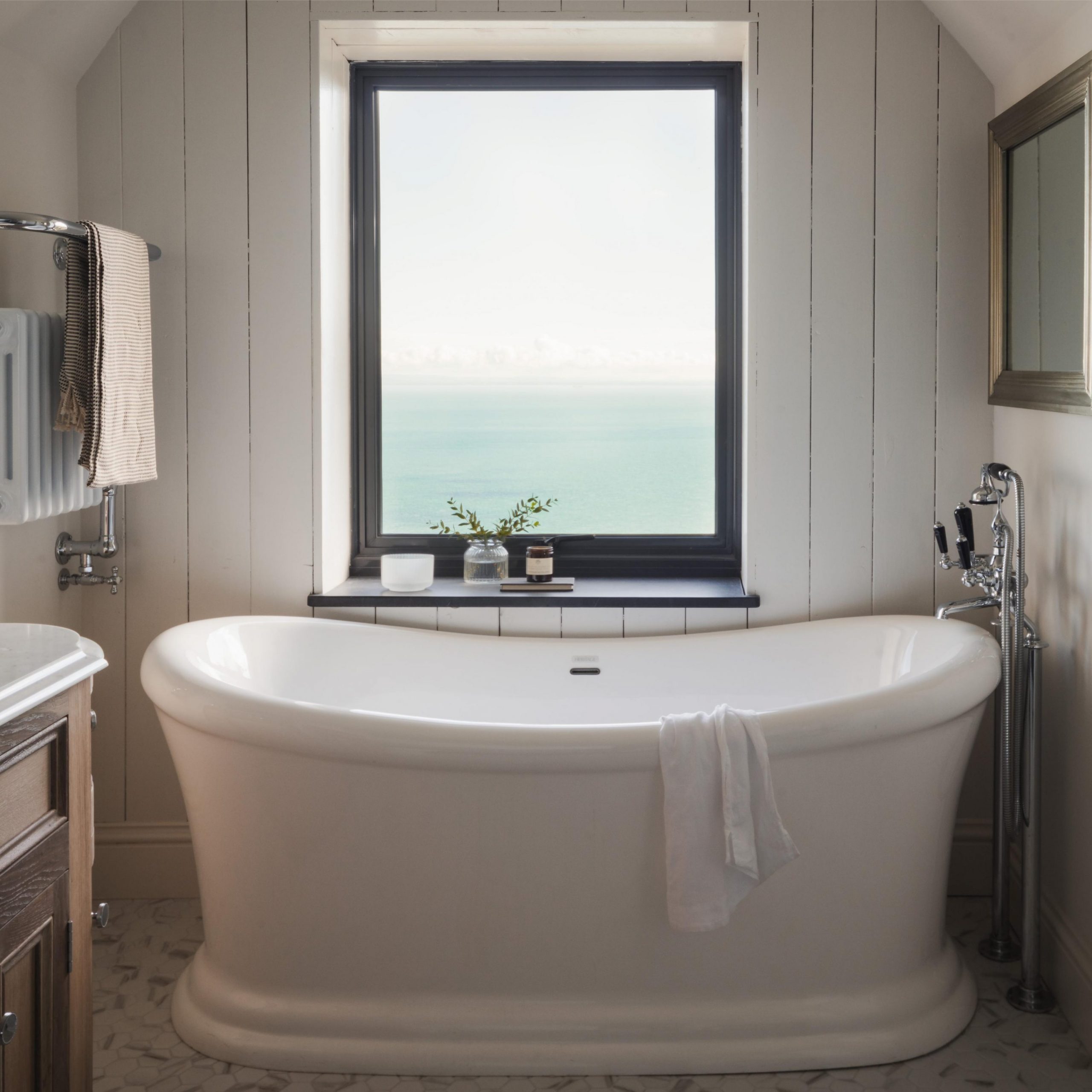 salle de bain rétro vue mer maison ancienne rénovée
